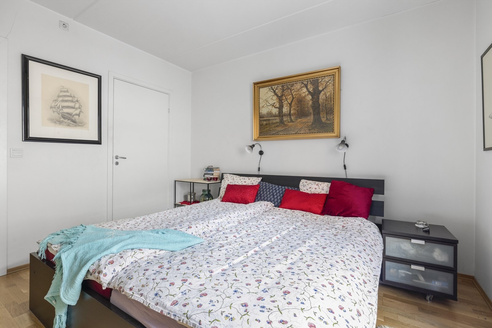 På soverommet er det en dør som leder til en meget praktisk walk-in-garderobe- Galleribilde