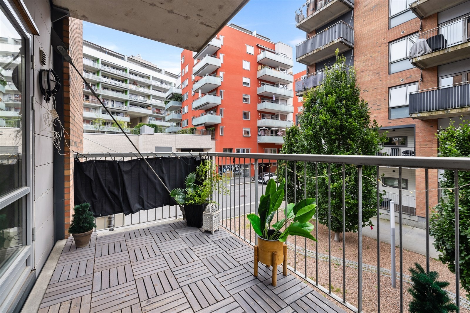 Utgang fra stuen til balkong på ca. 8 kvm. som vender mot øst. Galleribilde