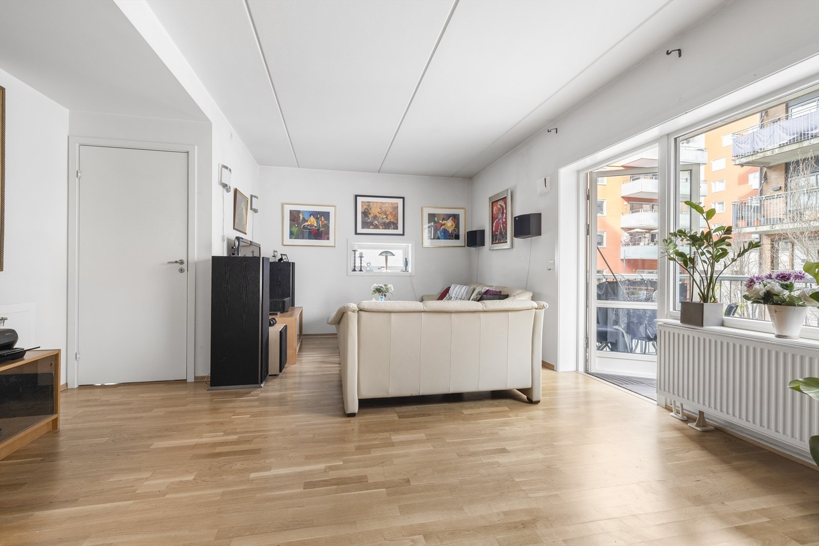 Mye naturlig lys slipper også inn og tilfører hele den sosiale sonen et behagelig lyst preg. Galleribilde