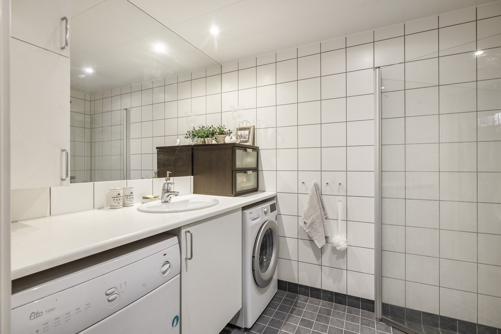 Moderne og tidløst flislagt bad/wc fra 2009 Galleribilde