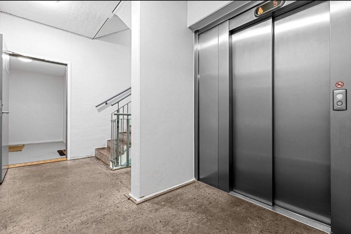 Heis i bygget med adkomst til bod, garasjeanlegg og takterrasse. Galleribilde