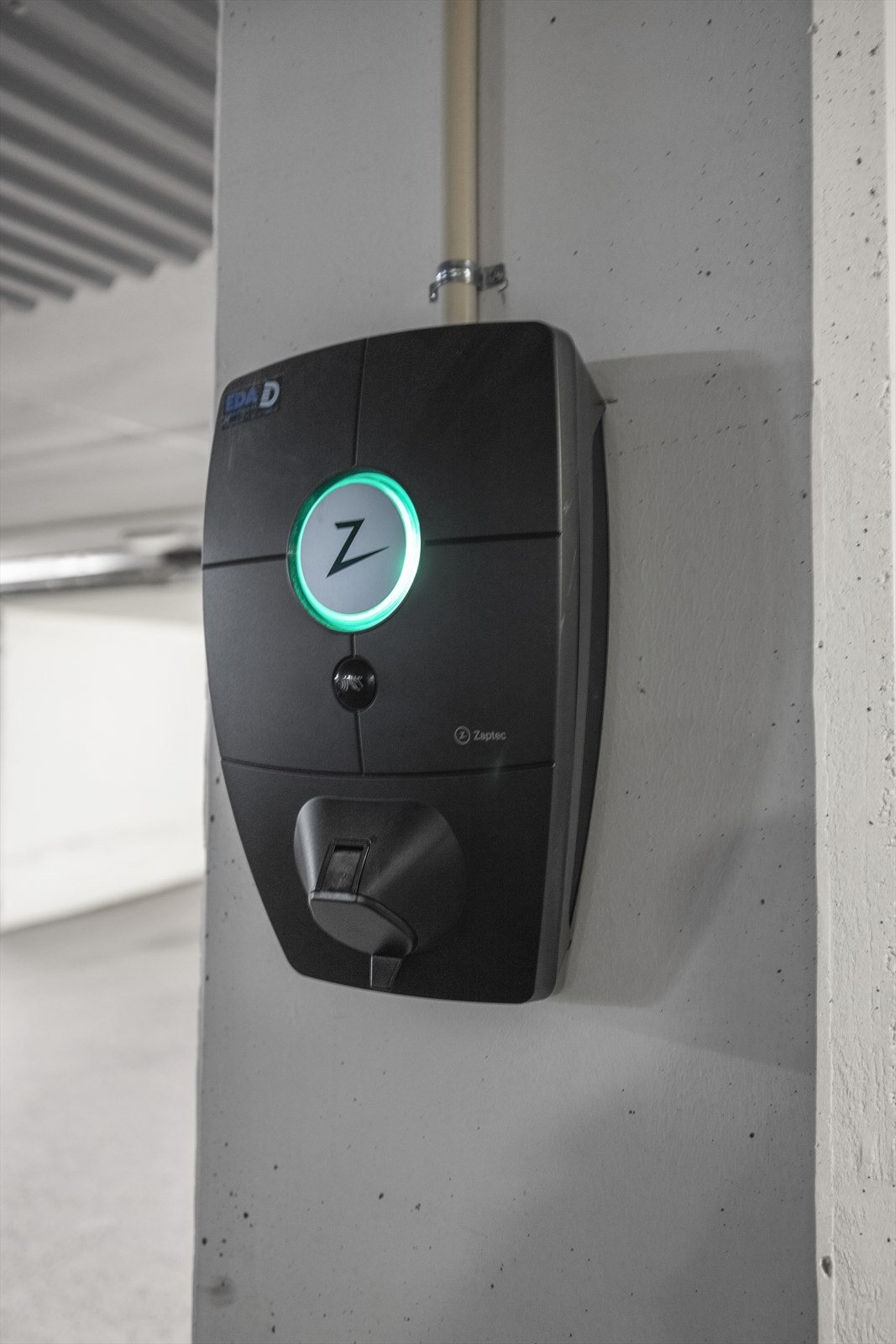 Det medfølger en garasjeplass i kjeller med elbillader montert. Adkomst fra leiligheten via heis. Galleribilde