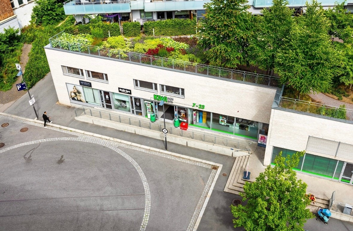 Kort vei til Kiwi, rett over veien fra boligen Galleribilde