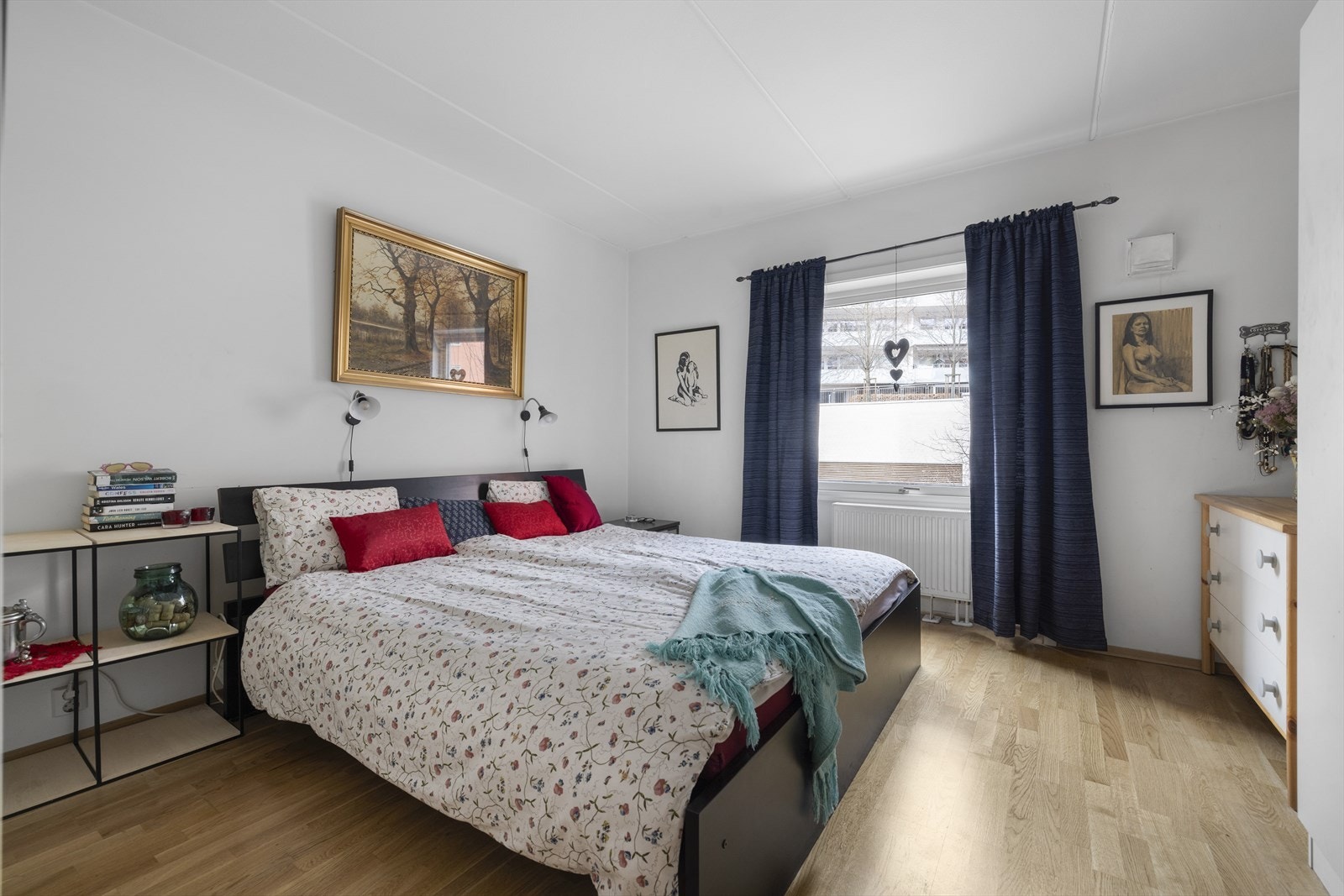 Romslig og innbydende hovedsoverom med god plass til dobbeltseng, tilhørende nattbord, garderobe samt øvrig møblement og interiør. Galleribilde