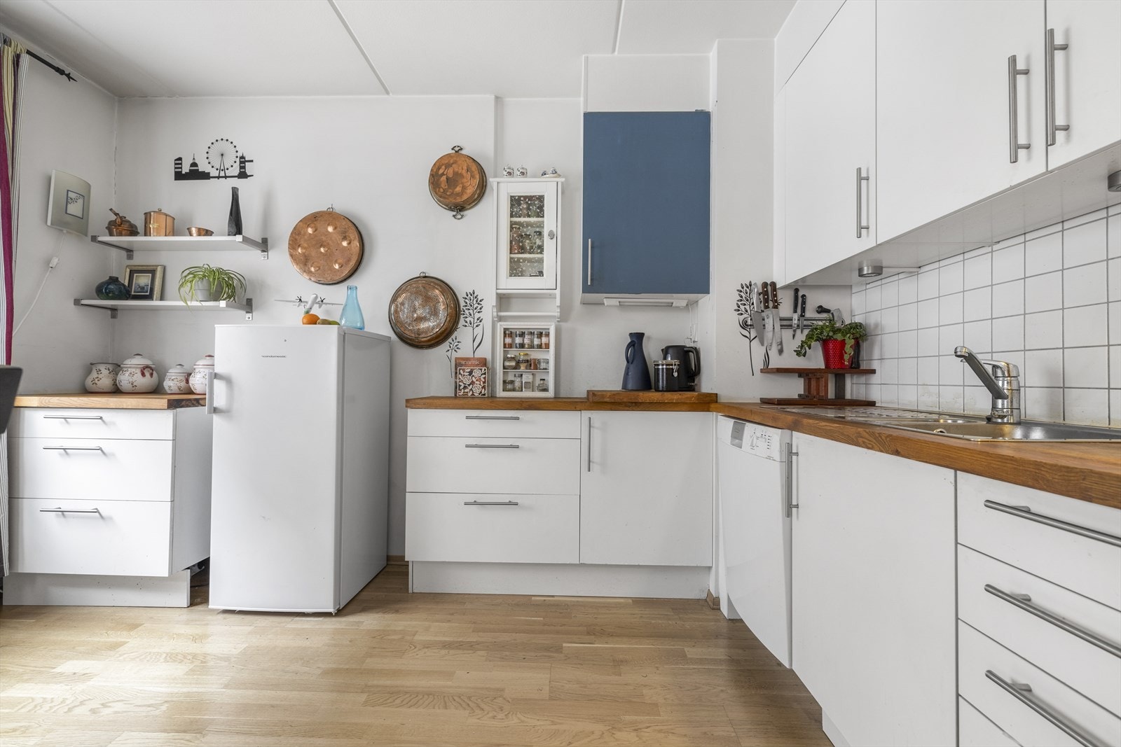 Norma og Ikea kjøkkeninnredning med glatte fronter, heltre benkeplate, oppvaskkum, opplegg til oppvaskmaskin Galleribilde