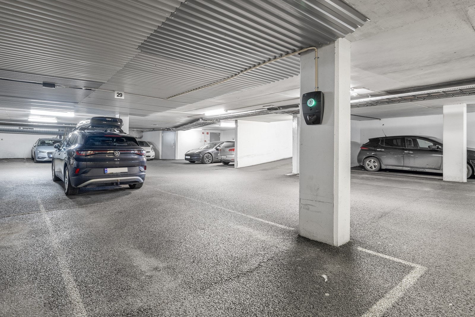 Parkeringsplass med lader i garasjeanlegg medfølger Galleribilde