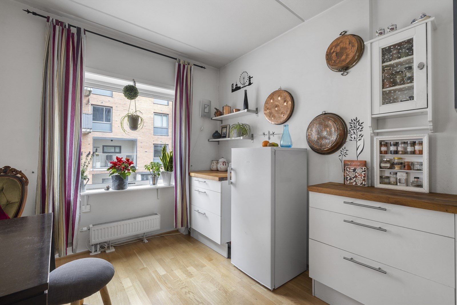 Sett gjerne et spisebord foran vinduet og følg med på livet i Kværnerbyen. Galleribilde