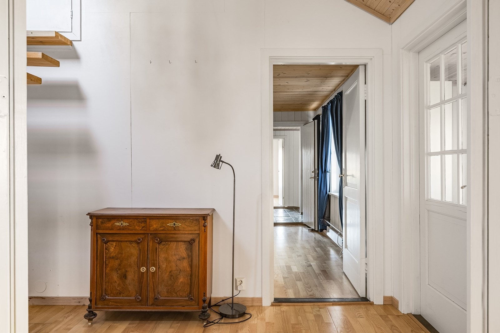 I gangen innenfor vindfanget i den opprinnelige delen er det enkel trapp opp til flere praktiske rom. Galleribilde