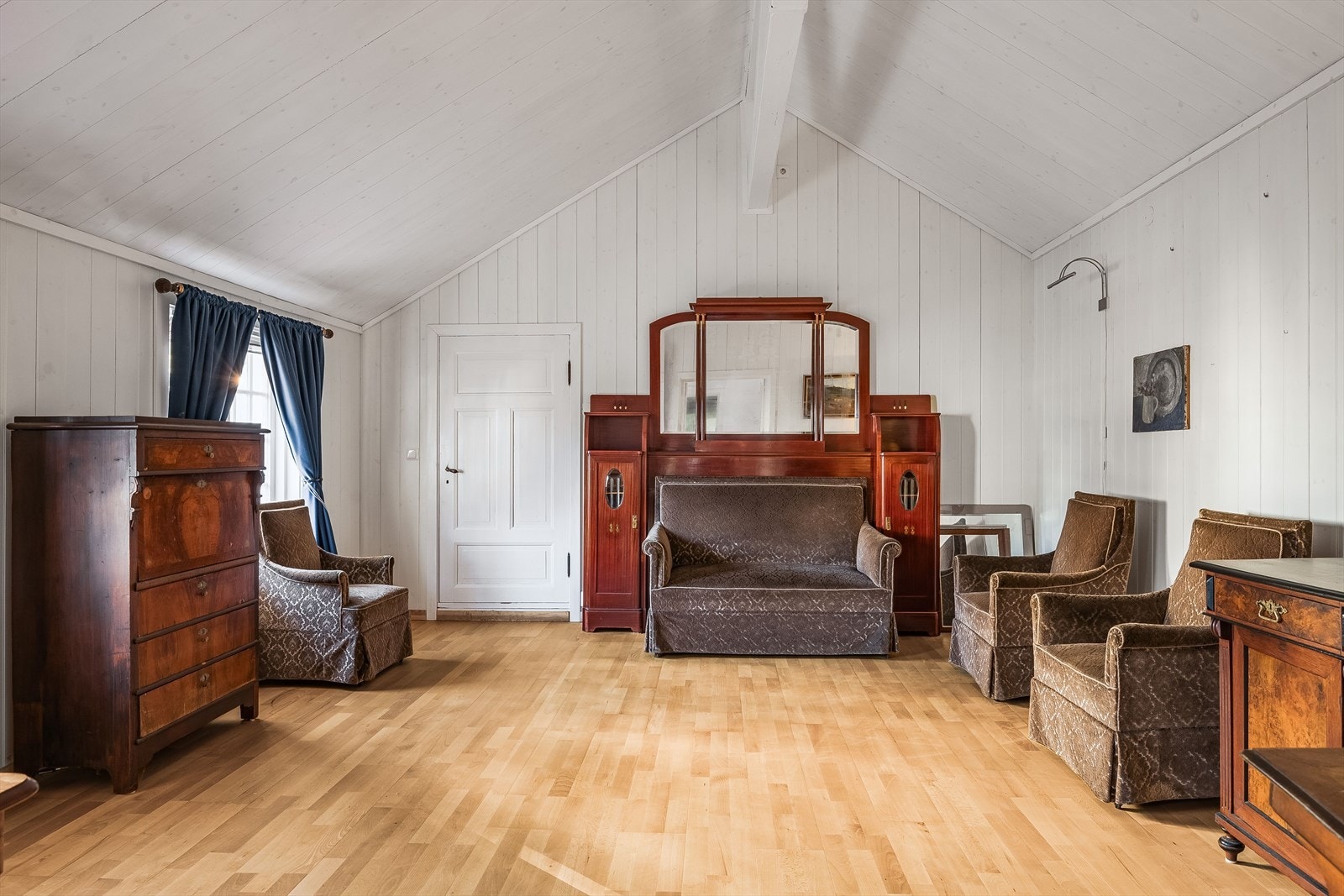 I den opprinnelige delen ligger et stort rom innredet som stuerom. Døren videre herfra fører inn i selve garasjen. Da bygget er gammelt og det ikke foreligger byggetegninger av denne delen, er det usikkert hva denne delen av bygningen er byggemeldt som. Galleribilde