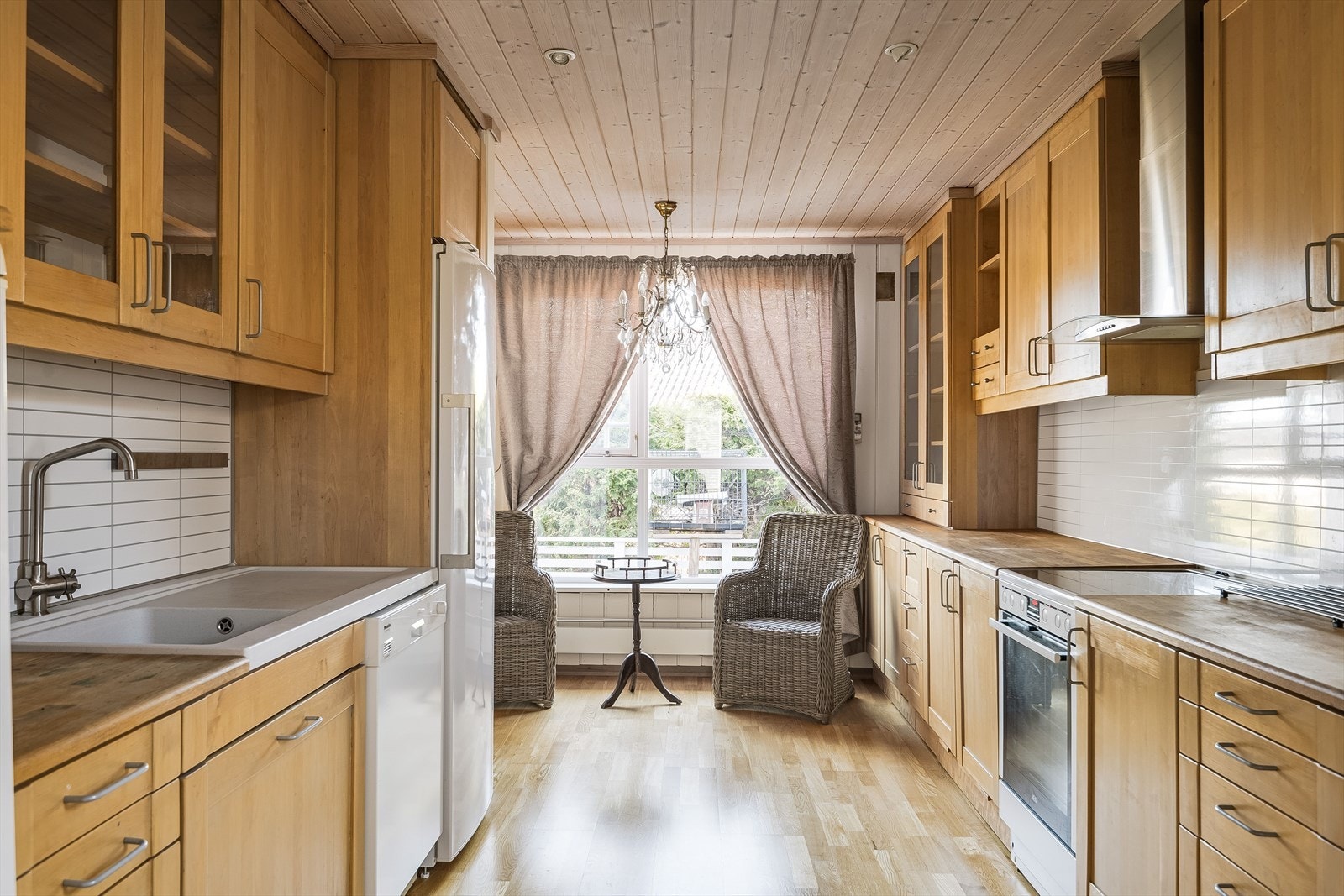 Kjøkkenet som har akomst fra entréen har en romslig innredning med takhøye overskap, og godt med benk- og skapplass. Plass for en mindre spisegruppe eller frokostplass ved vinduet. Galleribilde