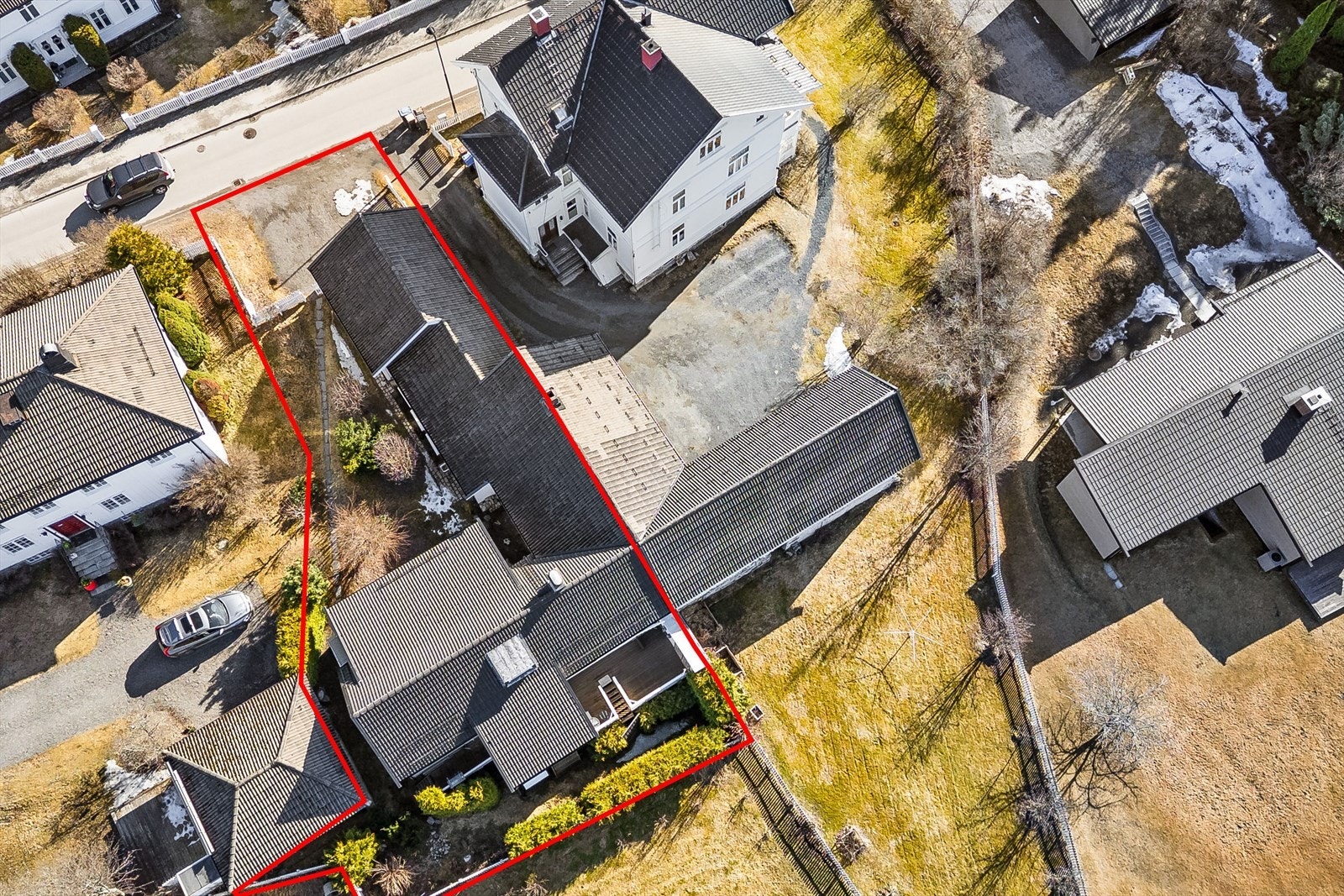 Eiendommen ligger på en sentral og skjermet tomt rett utenfor selve sentrumskjernen, og alt av bygningsmasse tilhørende eiendommen henger sammen. I den ene enden ligger den doble garasjen, deretter har man den opprinnelige delen og den tilbygde delen. Galleribilde