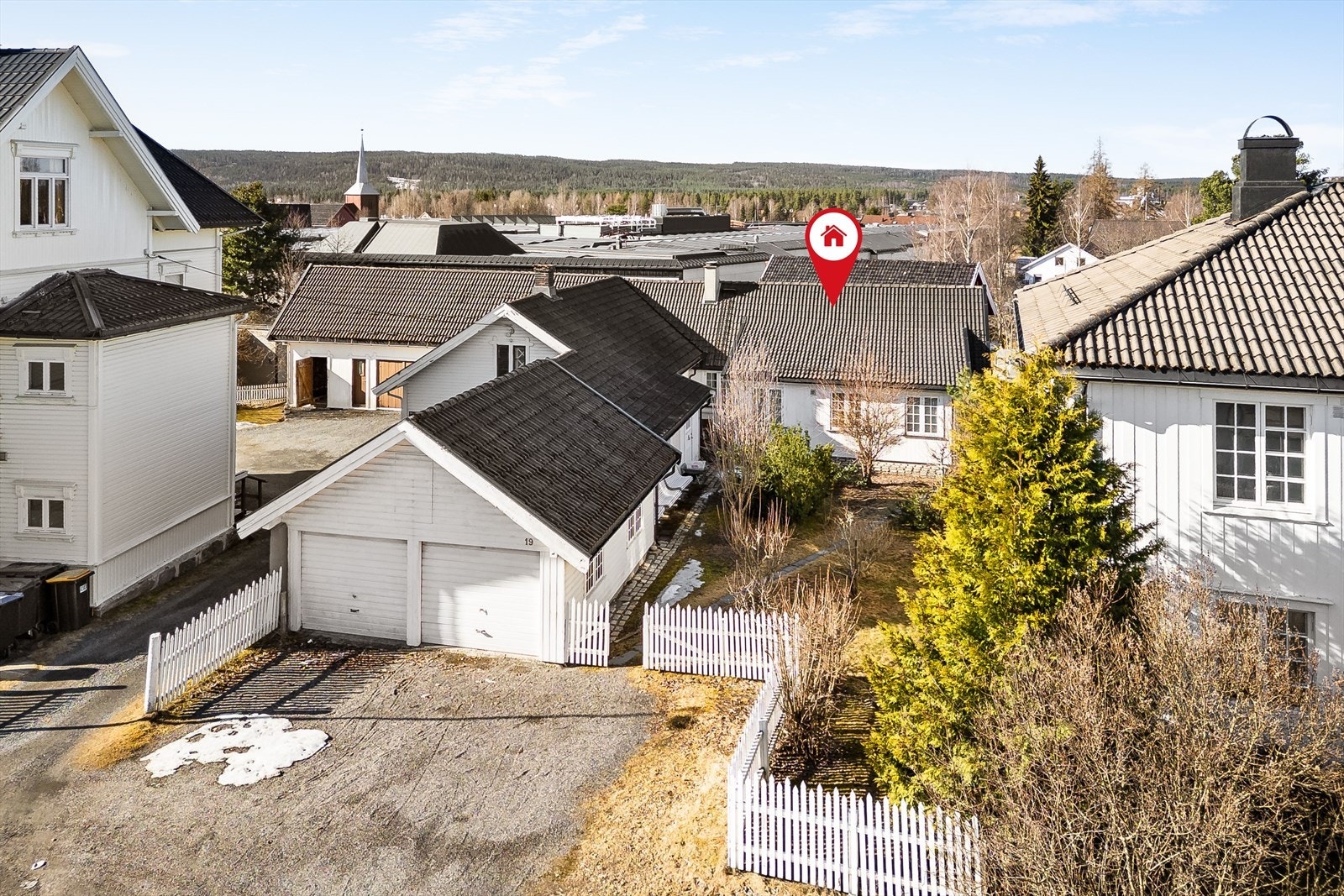 En flott beliggenhet med gangavstand til alt du måtte behøve i hverdagen. I bakgrunnen sees bl.a. tårnet på Elverum kirke og taket på kjøpesenteret Kremmertorget. Galleribilde