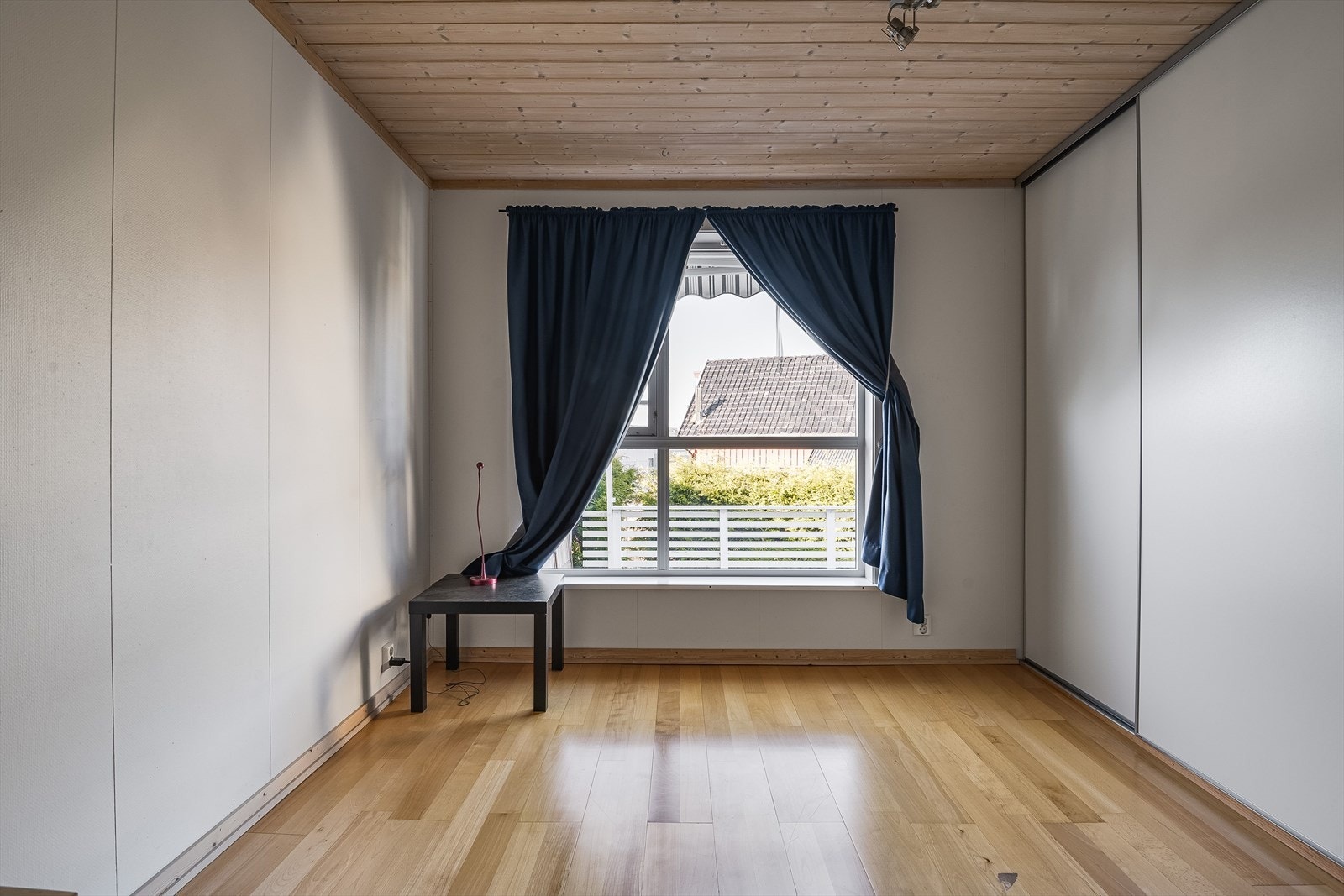 Hovedsoverrommet har god plass til dobbeltseng og er innredet med en romslig skyvedørsgarderobe. Galleribilde