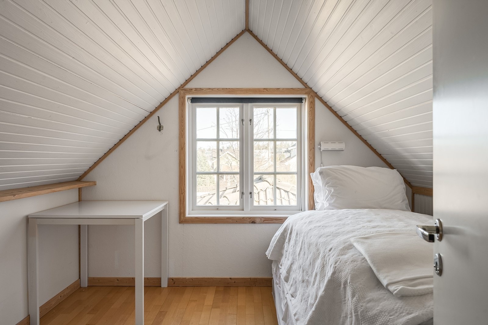 I enden av loftsplanet ligger et loftsrom innredet som soverom. Av godkjente byggetegninger er rommet benevnt som et isolert loftsrom, og rommet er derfor ikke godkjent for varig opphold. Galleribilde