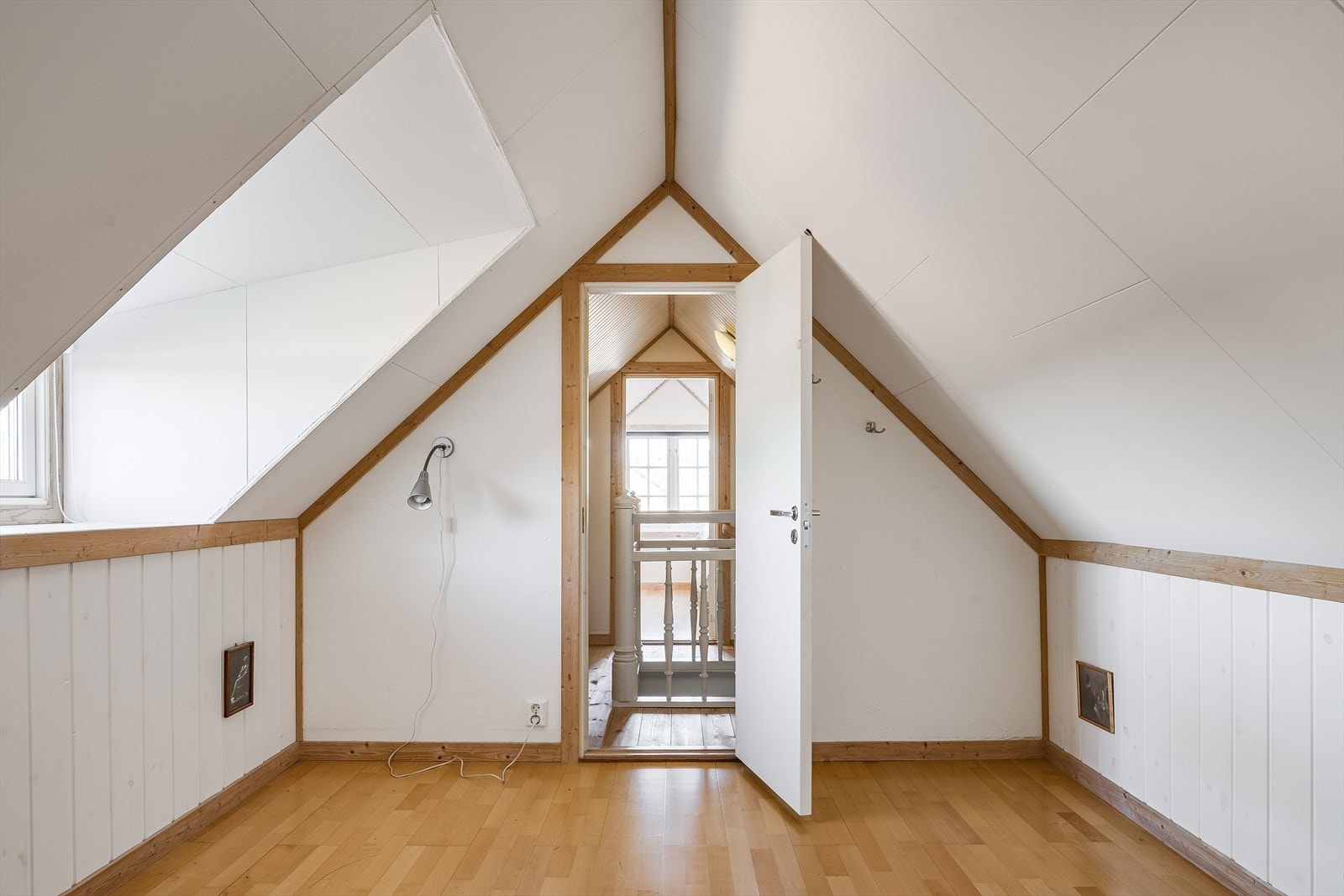 Videre innover loftsplanet kommer man inn i flere rom, og i enden i den tilbygde delen er det et usiolert rom (i følge byggetegninger) med ark og godt med lysinnslipp. Galleribilde