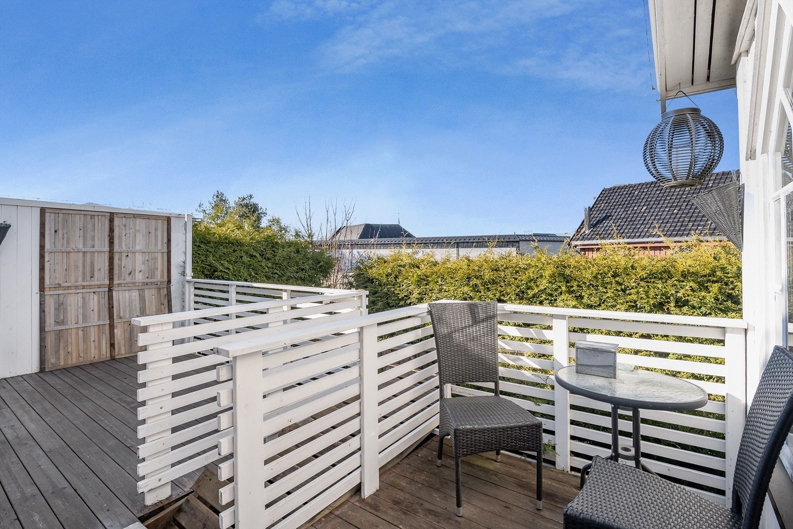 Terrassen som ligger orientert mot sør-vest er oppført i to soner med trapp til terreng i midten. Galleribilde