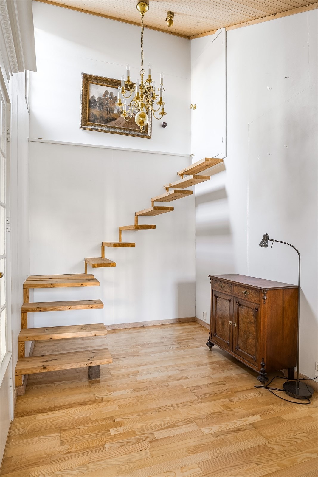 Det er opplyst at det her er lagt opp vannrør til et fremtidig kjøkken med tanke på en eventuell bruksendring med utleiedel. Galleribilde