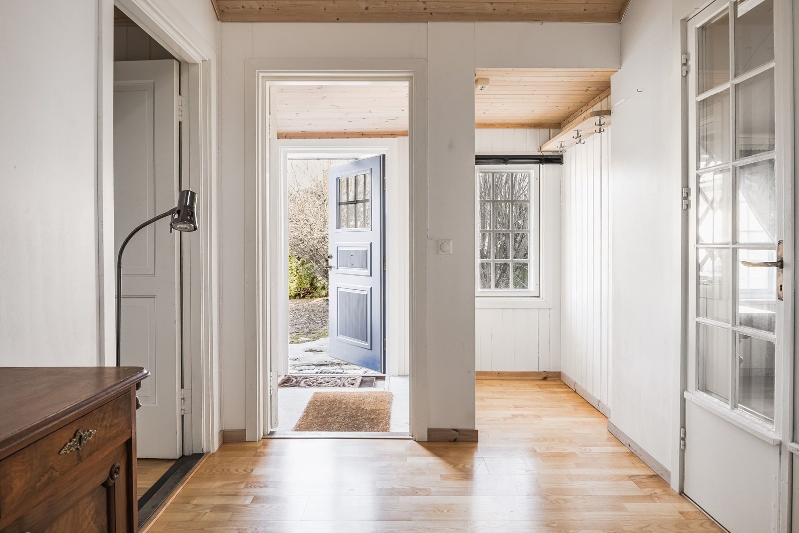 Fra inngangsdøren i den opprinnelige delen kommer man inn i et vindfang og en mellomgang. Det er er pr. idag åpent mellom den opprinnelige- og den tilbygde delen. Galleribilde