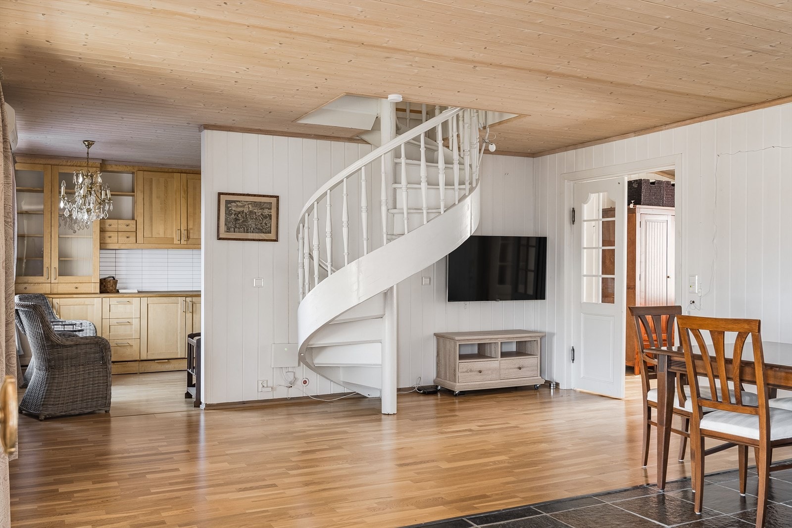 Fra kjøkkenet er det åpen løsning inn til den romslige stuen, som i følge tidligere eier er innredet med en historisk vindeltrapp i tre som opprinnelig sto i en eldre bygning i selve sentrum. Galleribilde
