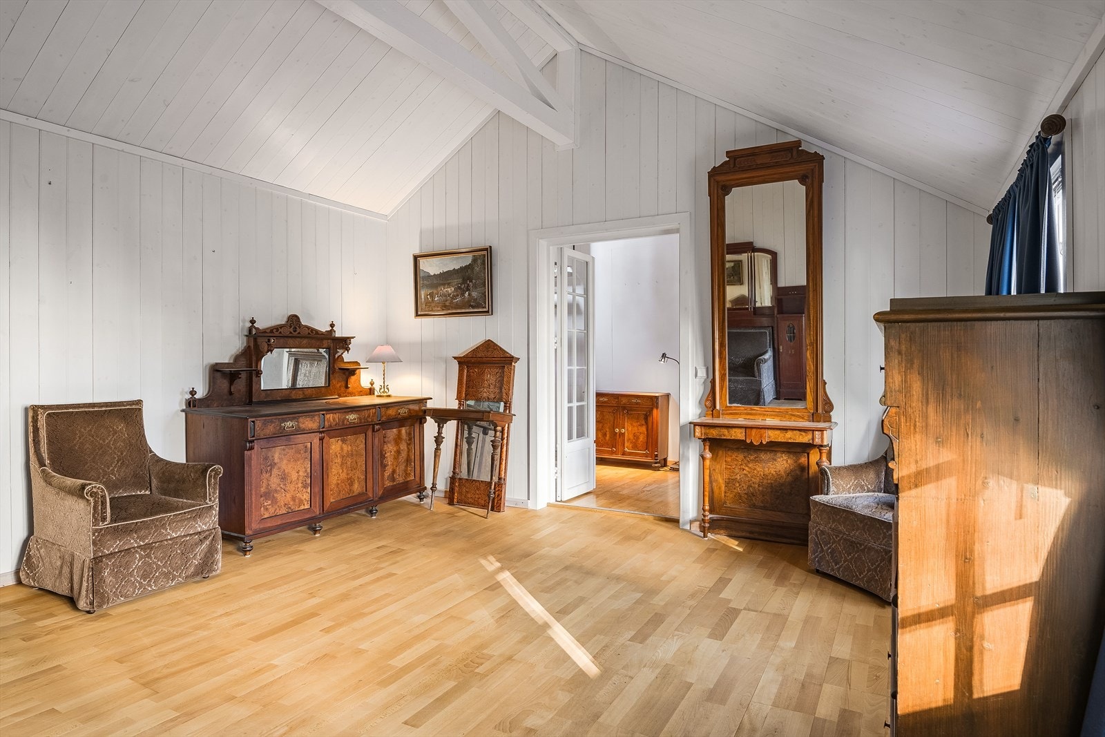 Fra stuerom mot gang i den opprinnelige delen. Legg merke til takhøyden og dragerne i himlingen. Galleribilde