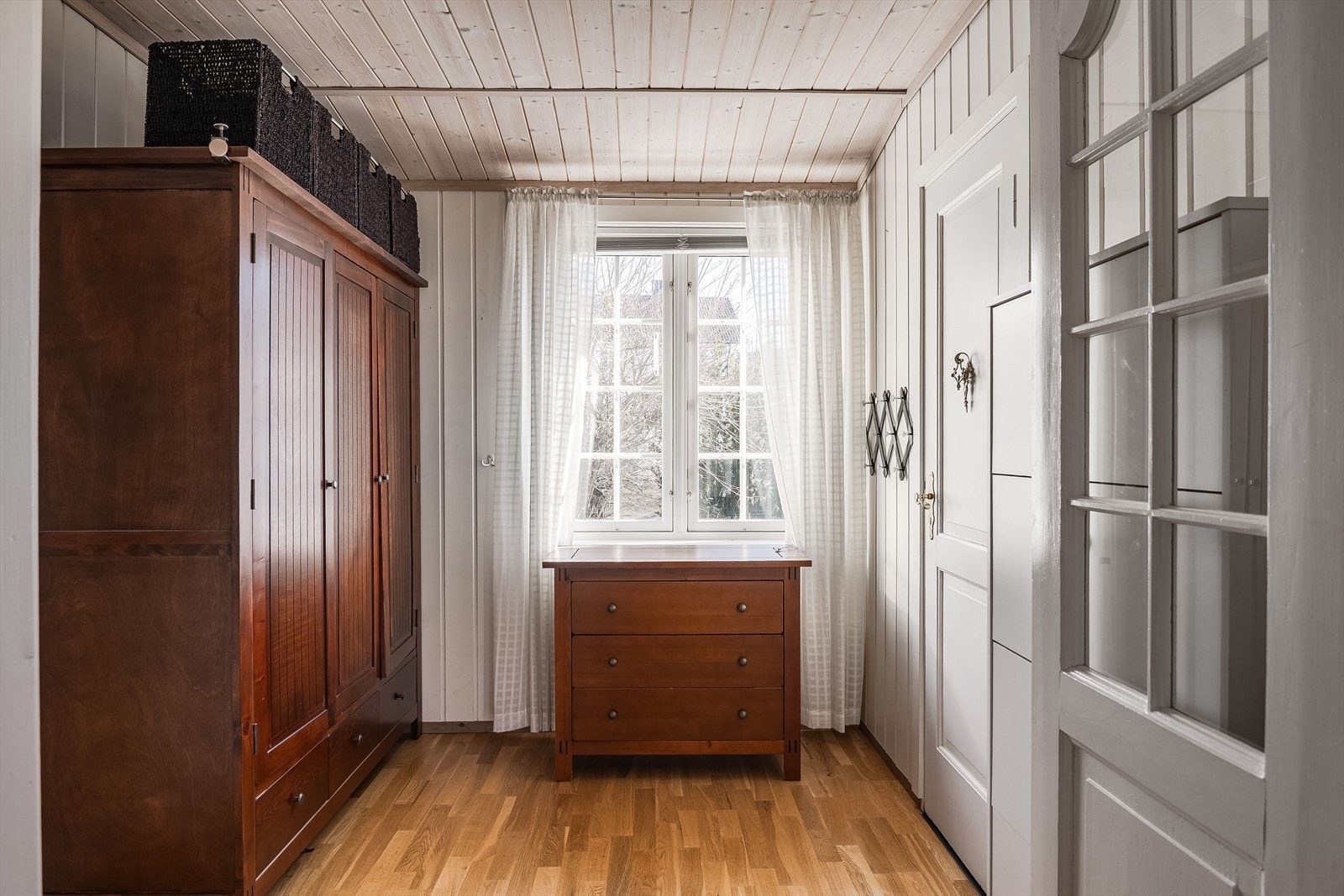 Via entréen i den tilbygde delen av boligen, kommer man inn i en lys gang med adkomst til et separat toalettrom og vaskerom samt til stue via to-fløyet dør med glass. Galleribilde