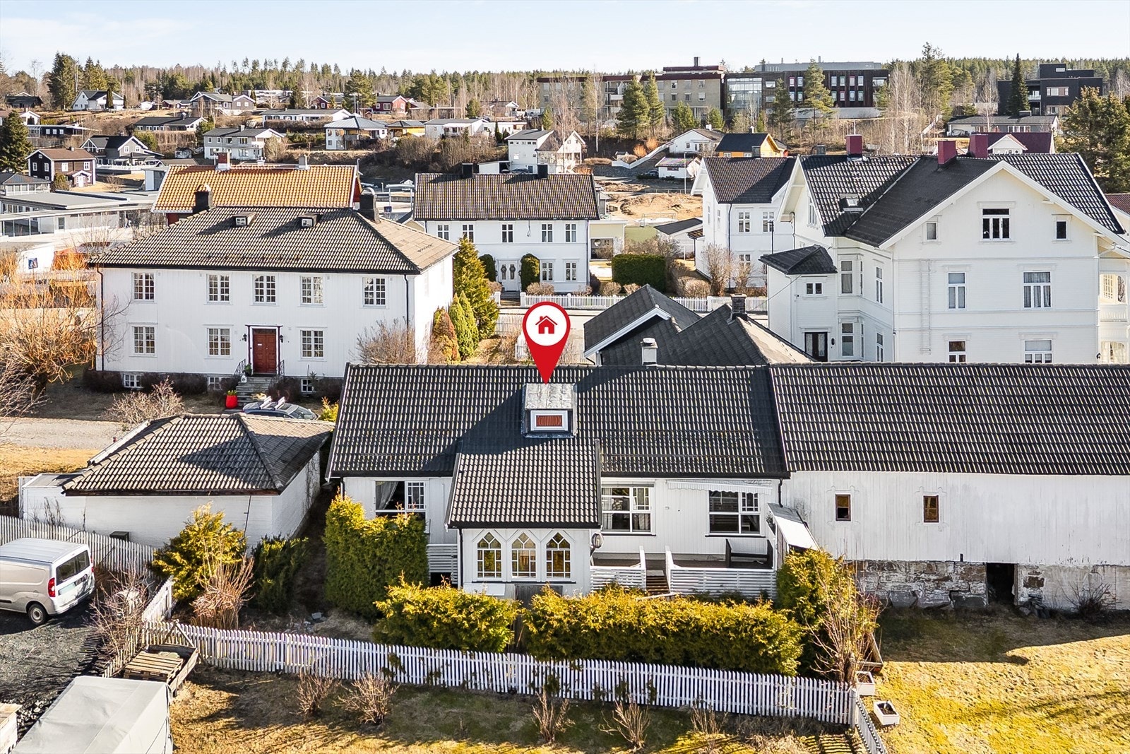 Eiendommen ligger i et område i sentrum som unnslapp bombingen under andre verdenskrig, og som derfor har et nabolag som bærer preg av flotte, herskapelige og historiske bygninger. Galleribilde