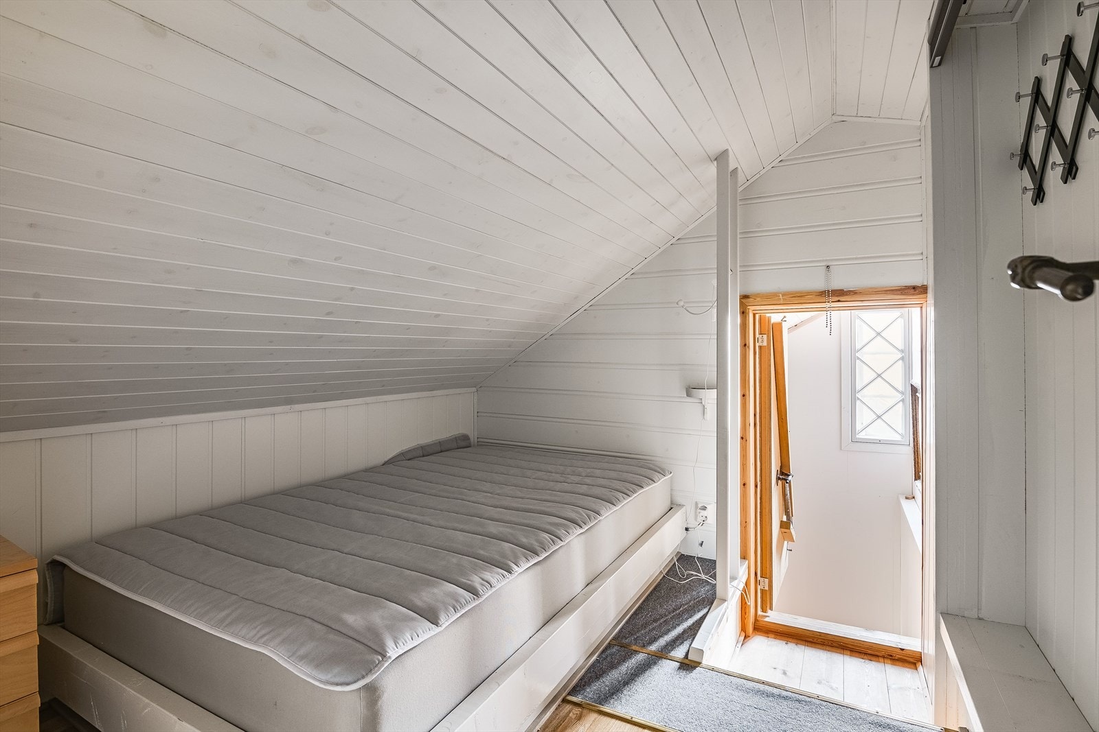 Via trappetrinnene i gangen i den opprinnelige delen, kommer man først inn i et rom med en plassbygd seng. Rommet er ikke godkjent som soverom/til varig opphold. Galleribilde