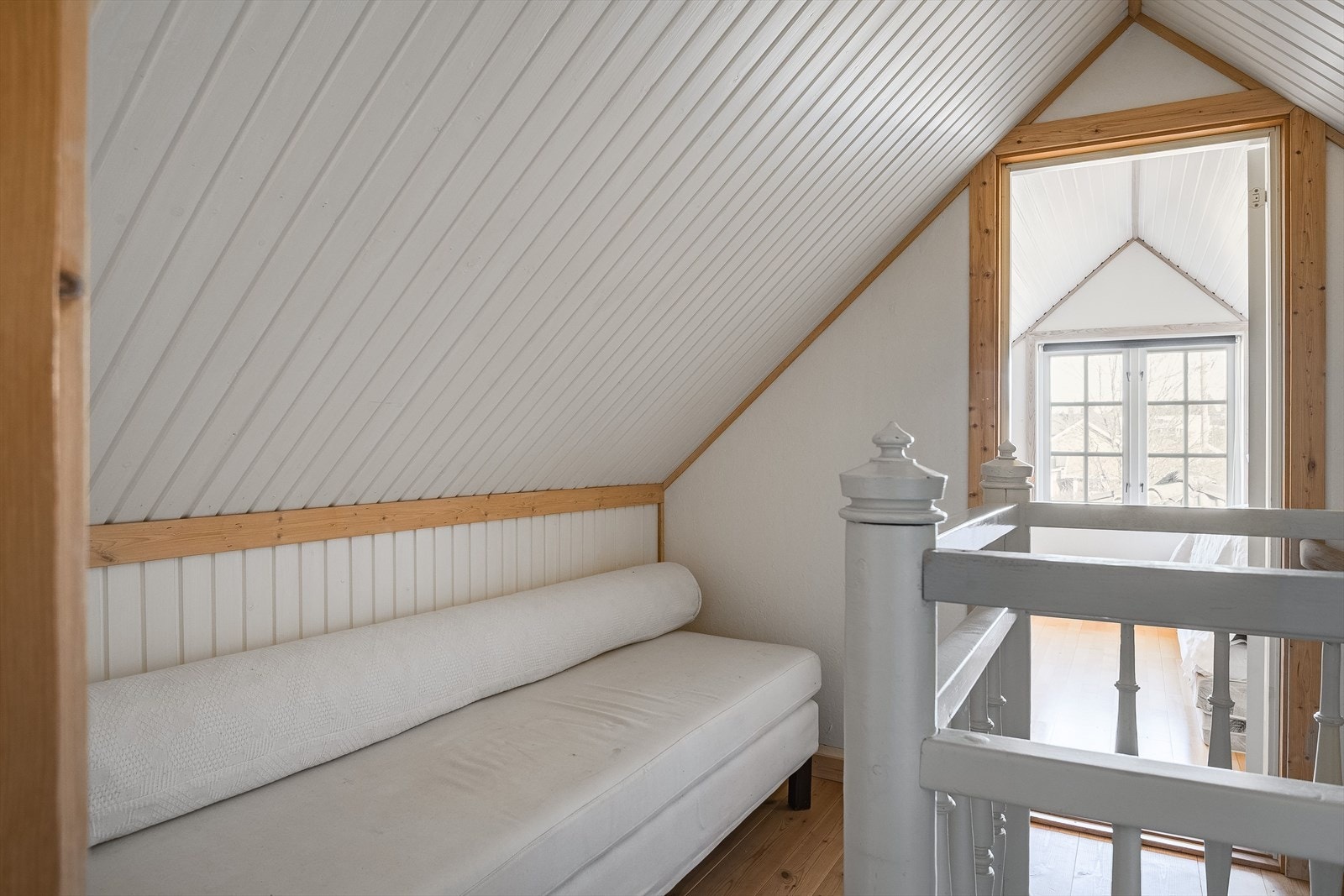Det neste rommet på loftet er et isolert rom der vindeltrappen fra stuen kommer opp. Galleribilde