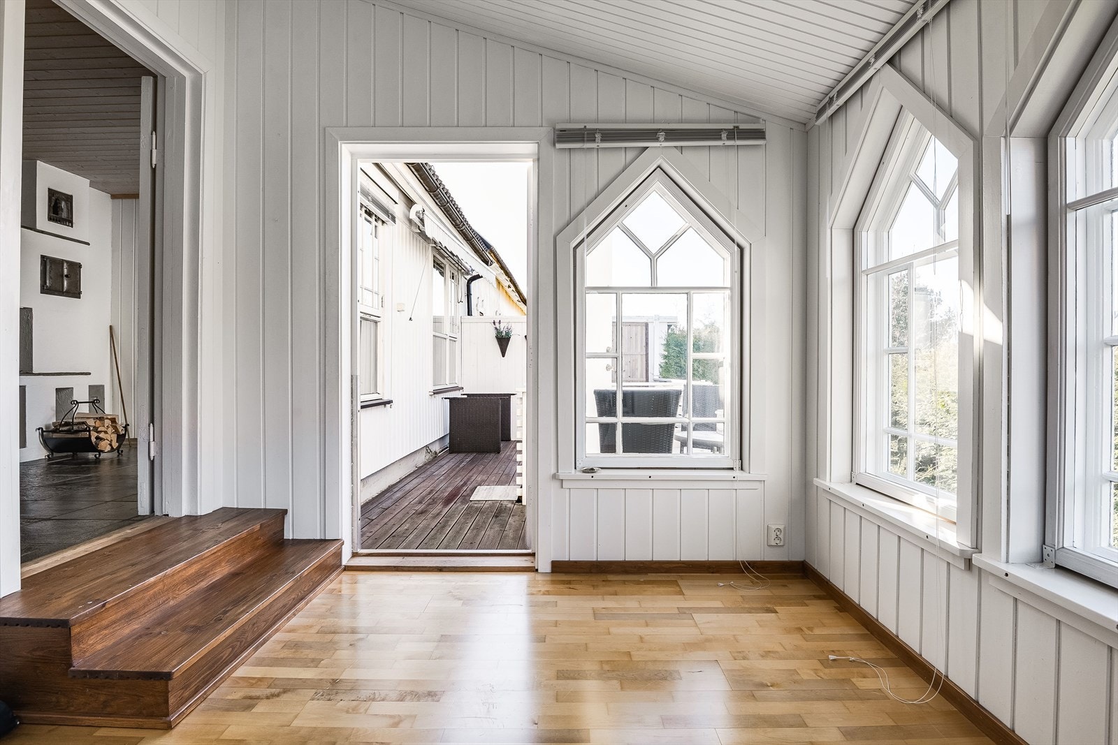 Fra vinterhage, ut mot terrasse. Galleribilde