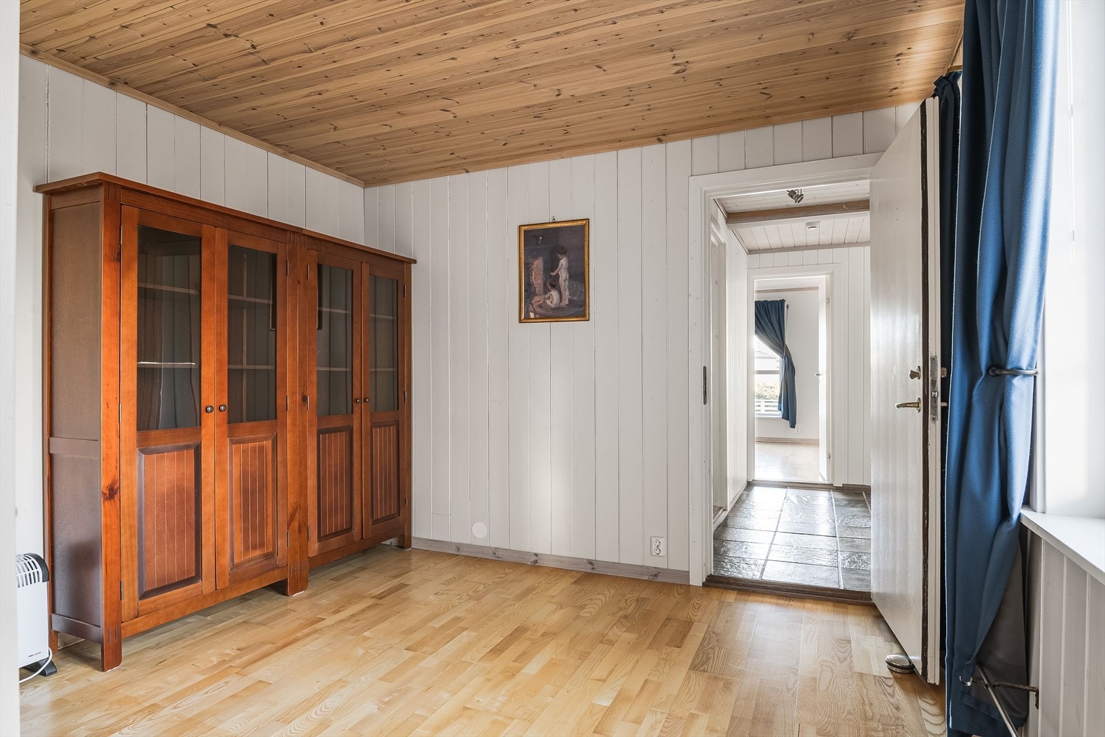 Fra gangen i den opprinnelig delen, er rommet inn til høyre innredet som en mellomstue/gang. Døren videre inn til den tilbygde delen herfra er en ytterdør. Galleribilde