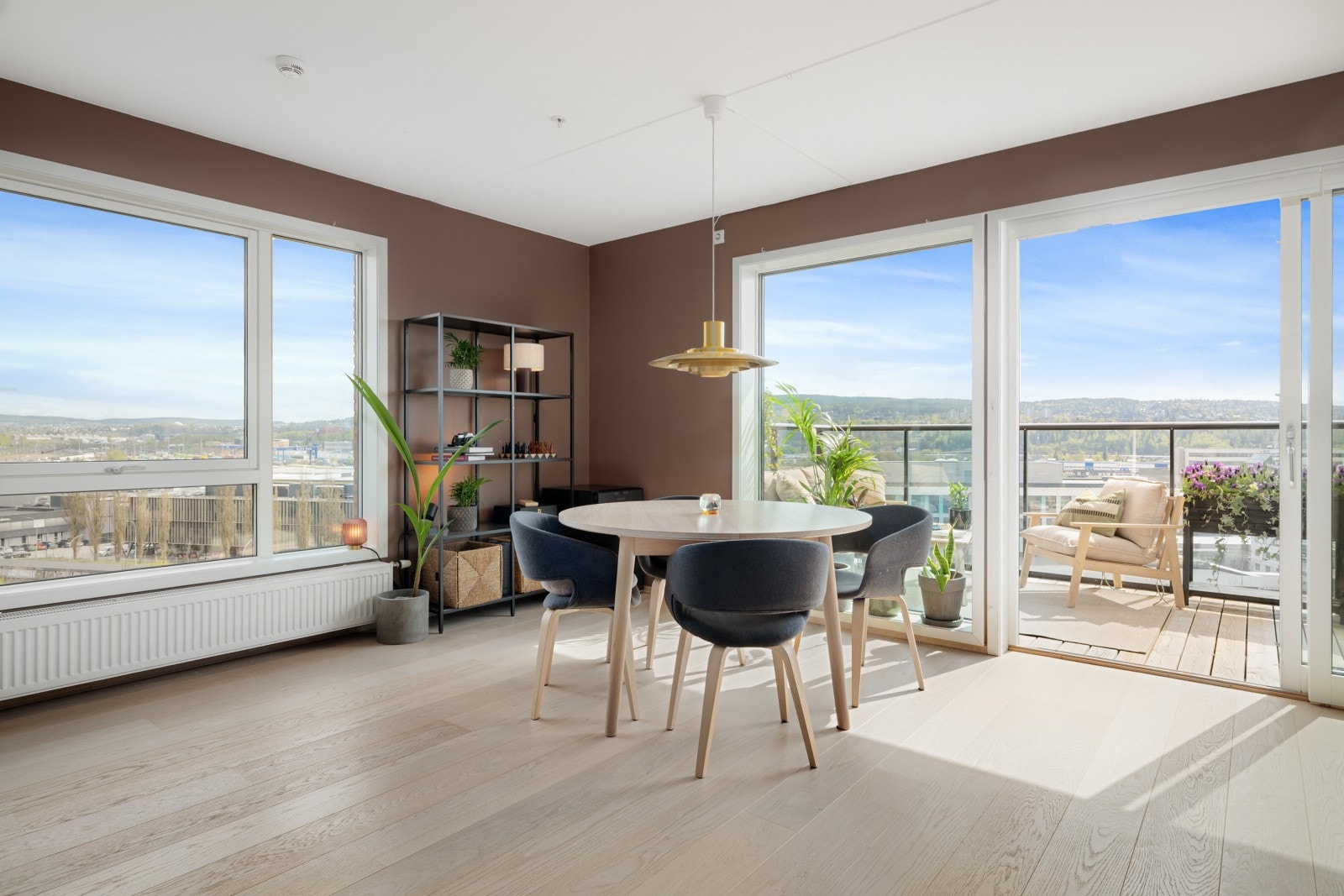 Store vindusflater slipper inn rikelig med naturlig lys og lager en god atmosfære. Galleribilde