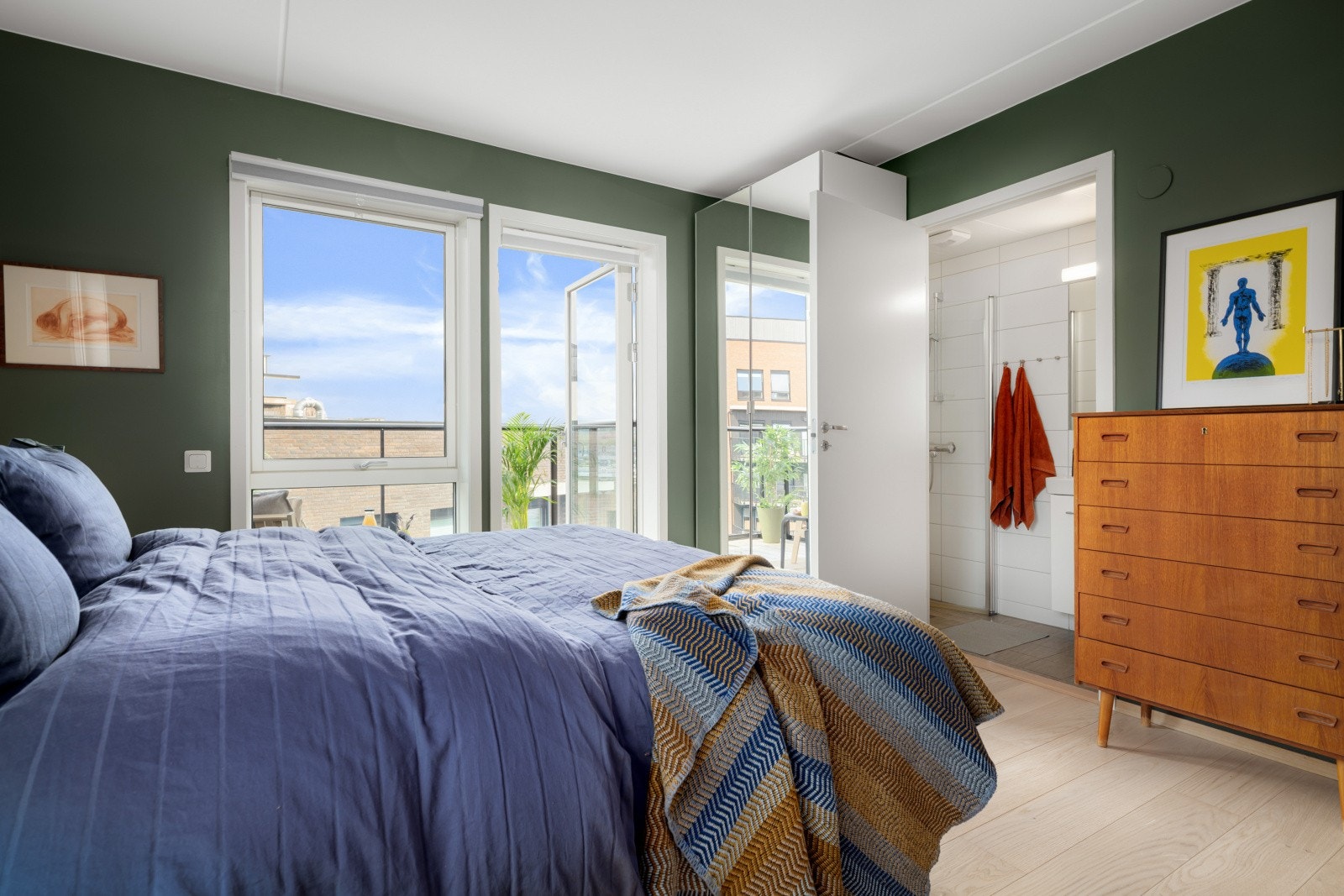 Fra soverommet har du direkte tilgang til et eget baderom. Galleribilde