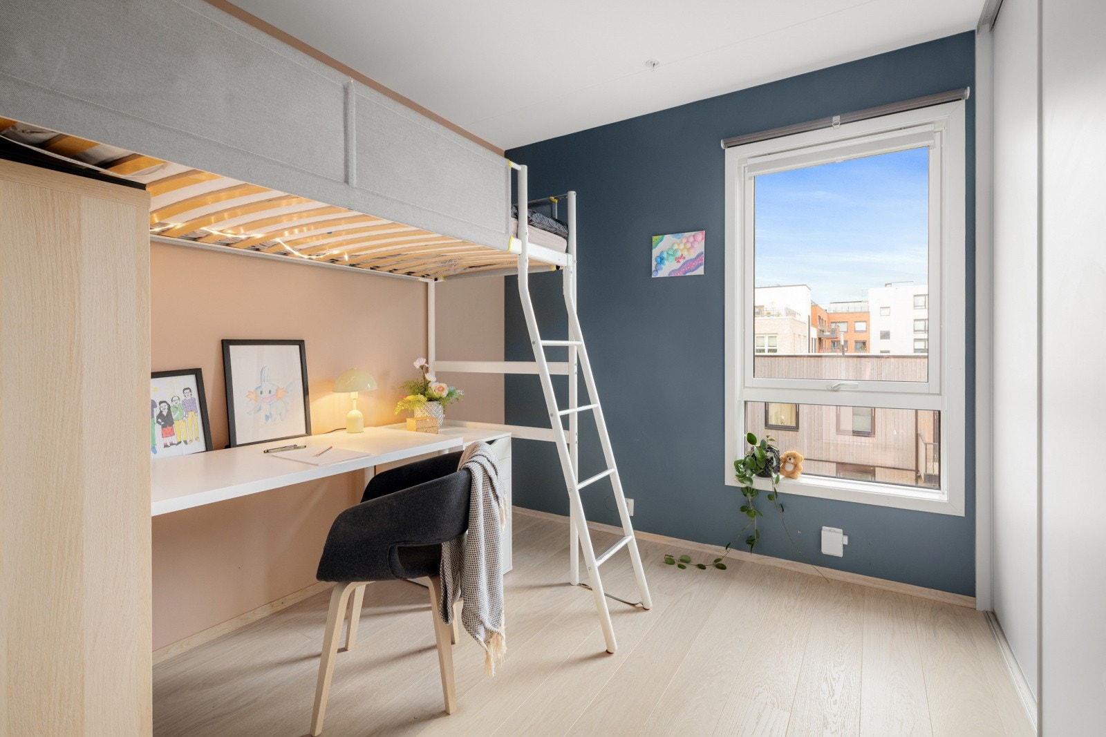 Soverom II har god plass til seng og skrivepult. Galleribilde