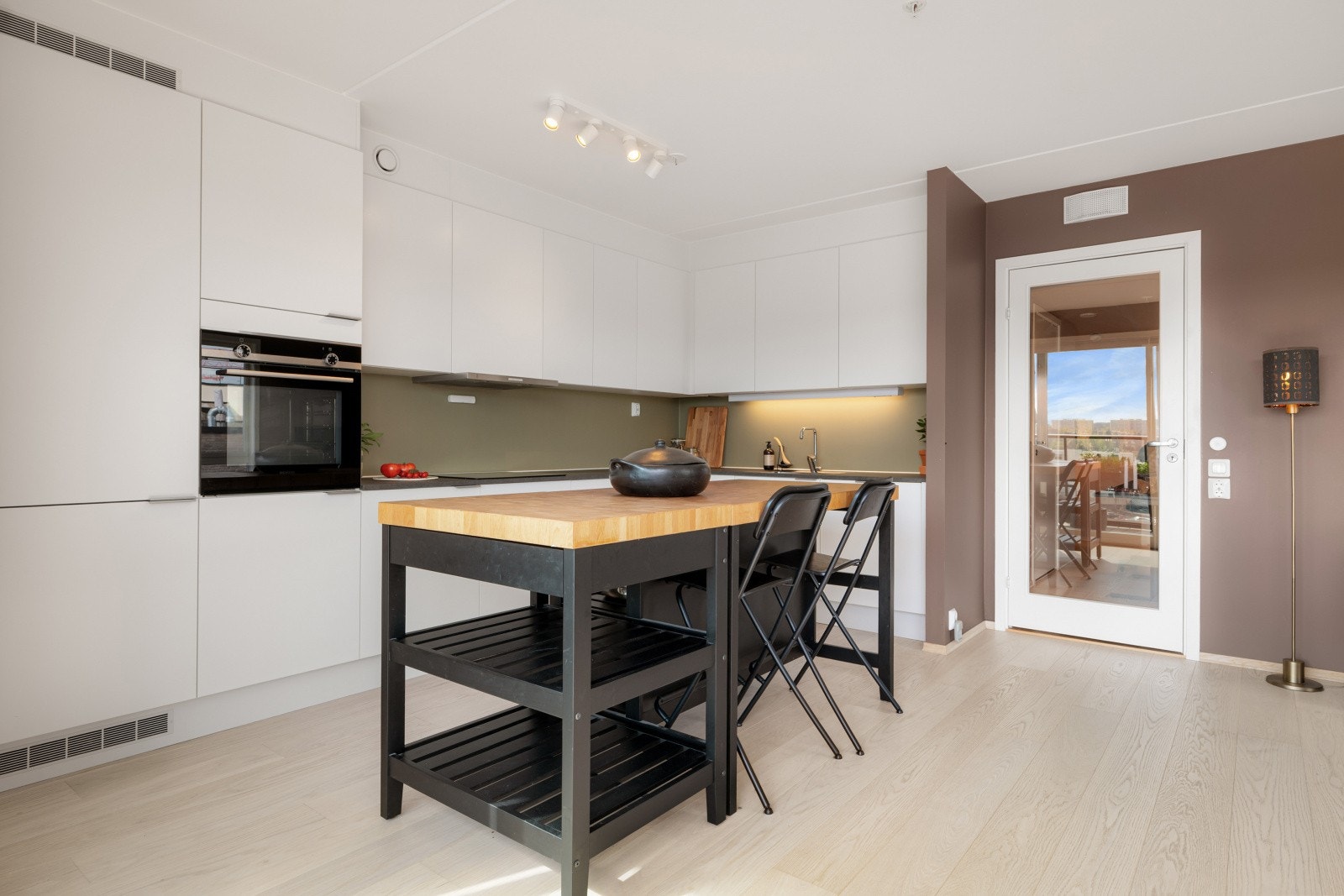 Mulighet for kjøkkenøy som gir ekstra benkeplass og mulighet for barstol-løsning som det sosialt og inviterende. (Kjøkkenøyen er ikke fastmontert og medfølger ikke boligen ved salg) Galleribilde