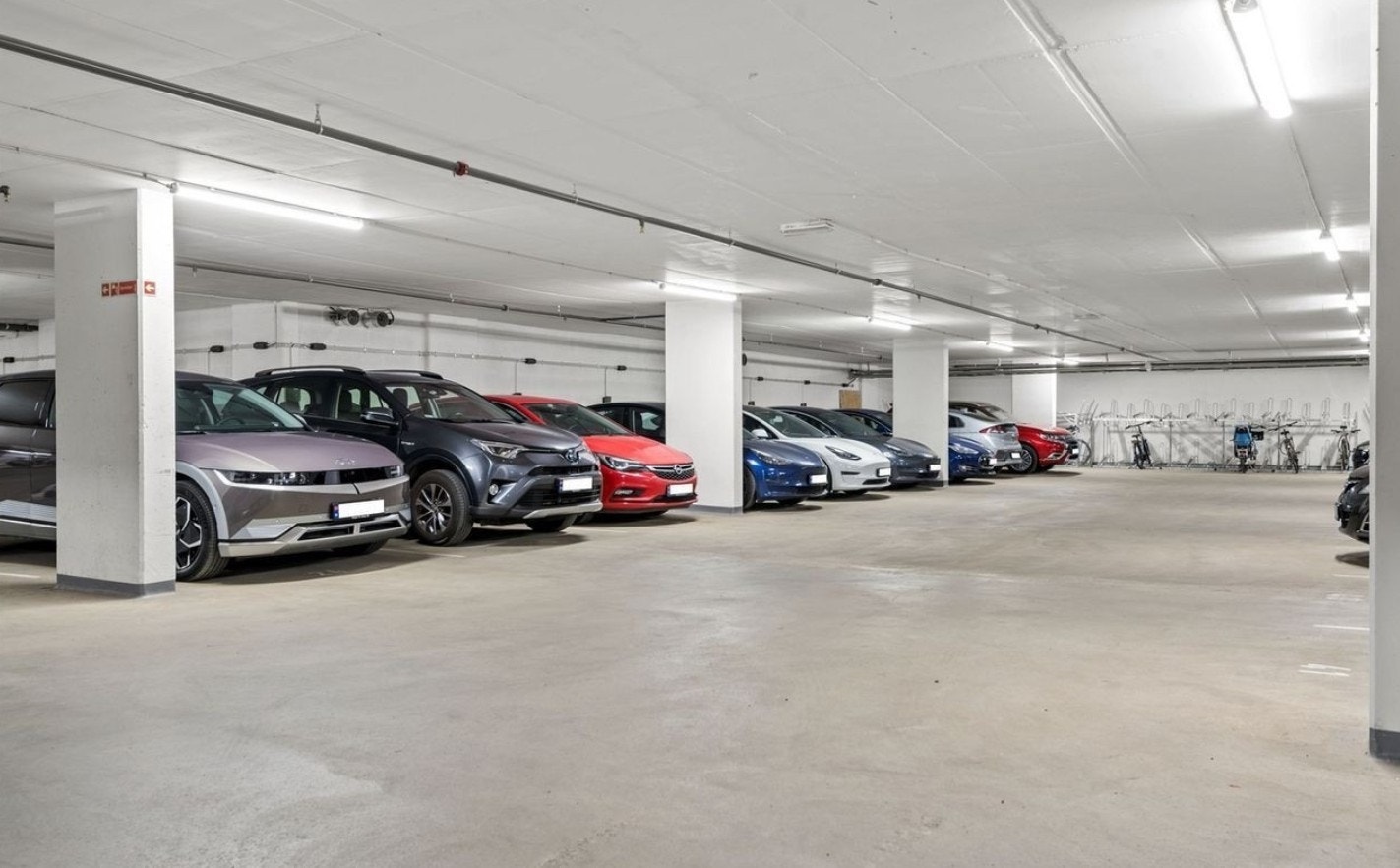 Boligen disponerer en egen garasjeplass med el-billader. Bilde er et illustrasjonsbilde. Galleribilde