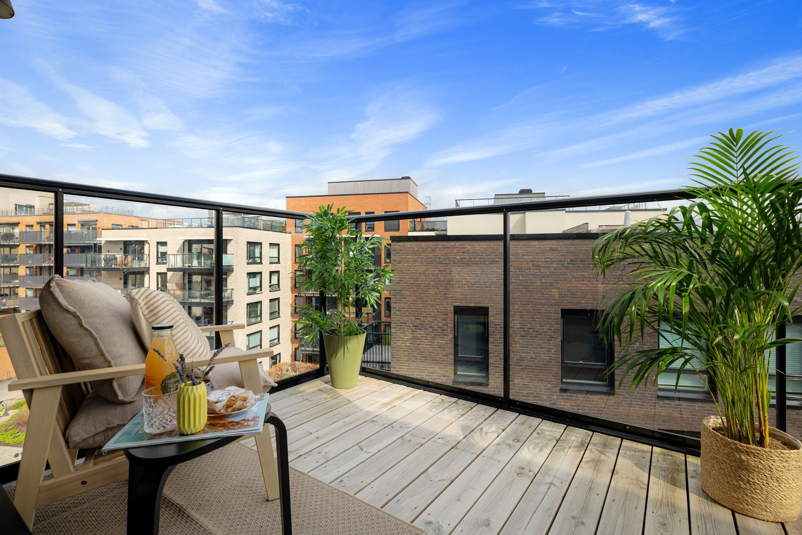 Nyt morgensolen og kaffekoppen på boligens II balkong. Galleribilde