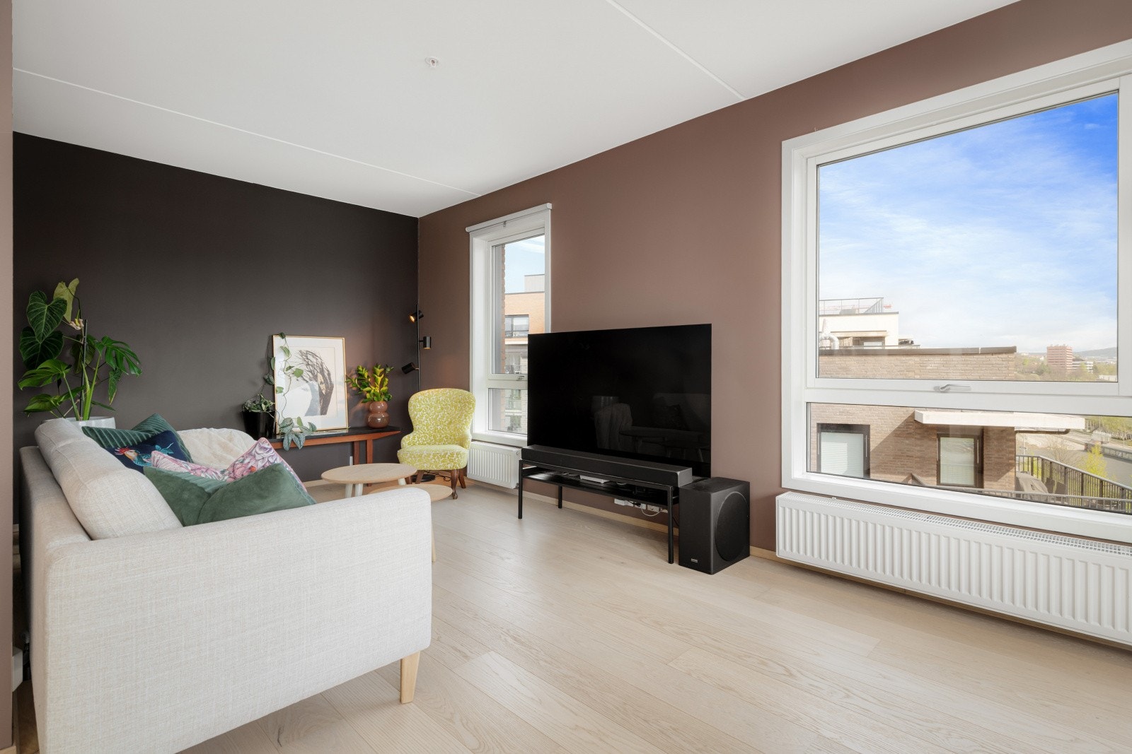 I stuen er det god plass til sofaløsning med TV-møblement. Galleribilde