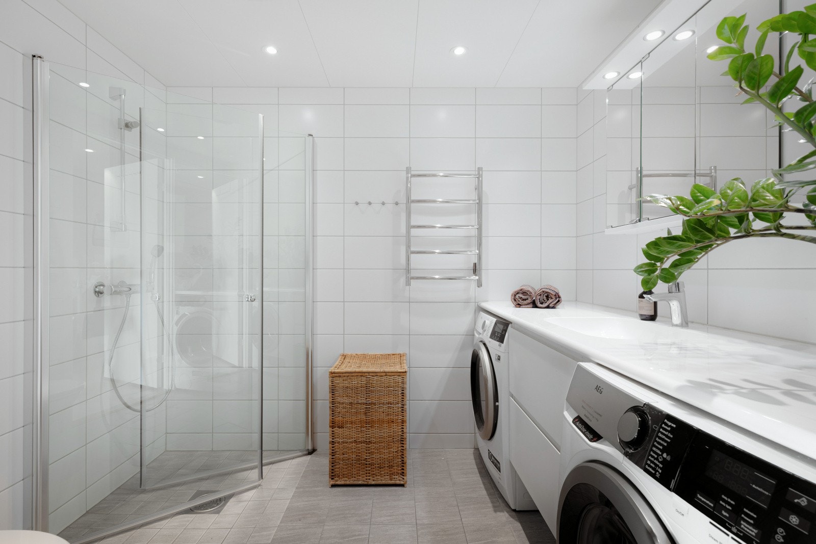 Delikat flislagt baderom fra 2021 i lyse og moderne farger. Galleribilde