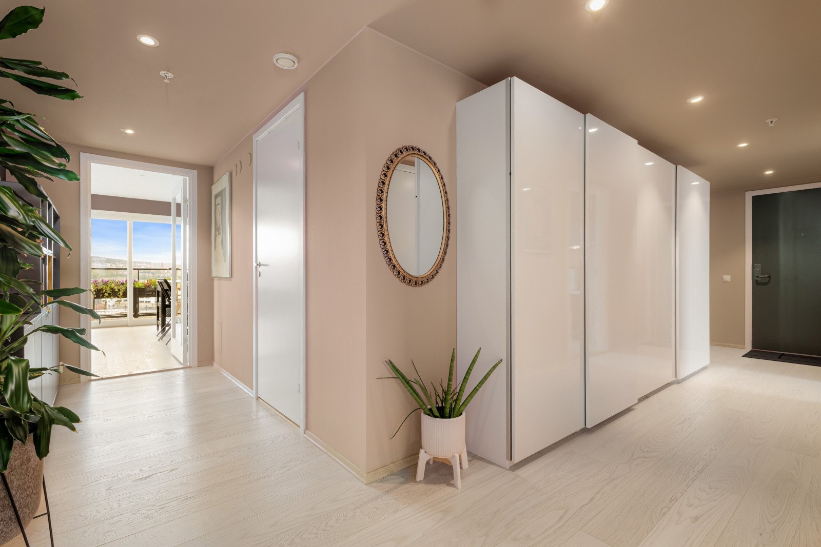 Du ønskes velkommen inn i en romslig entré, som har gode oppbevaringsmuligheter for både yttertøy og sko i garderoben. Galleribilde