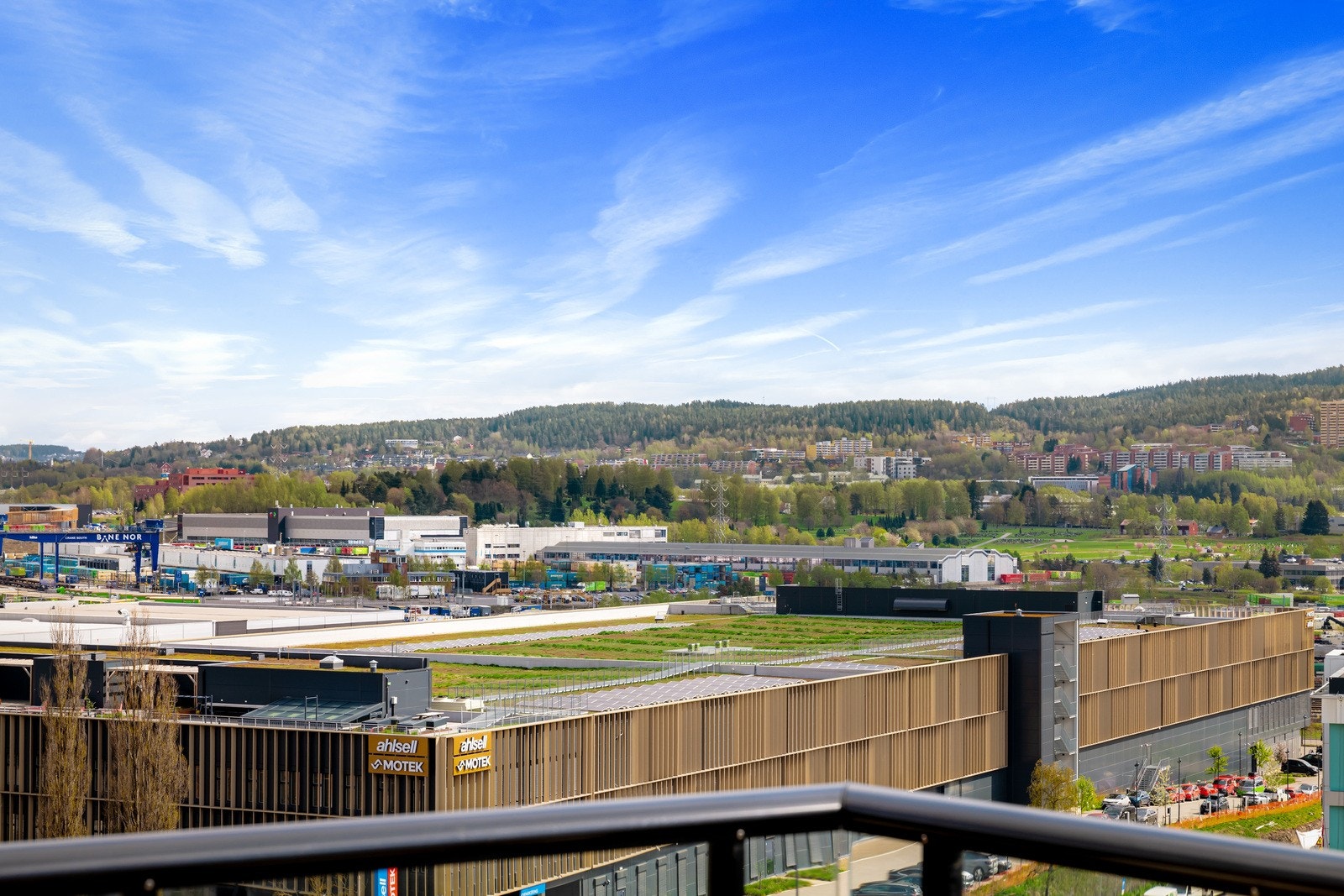 Nyt fantastisk utsikt vendt mot frodige arealer, her får du alle årstider inn i boligen! Galleribilde