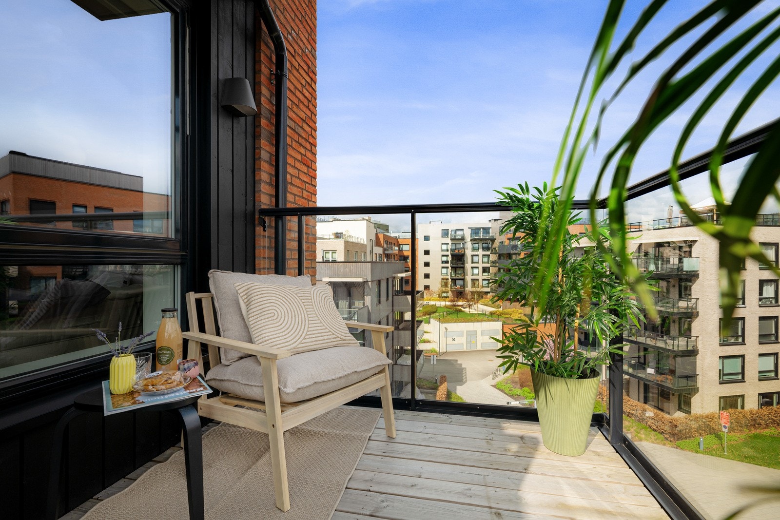 Balkongen er målt til ca. 5,2 kvm med god plass til møblering etter eget ønske. Galleribilde