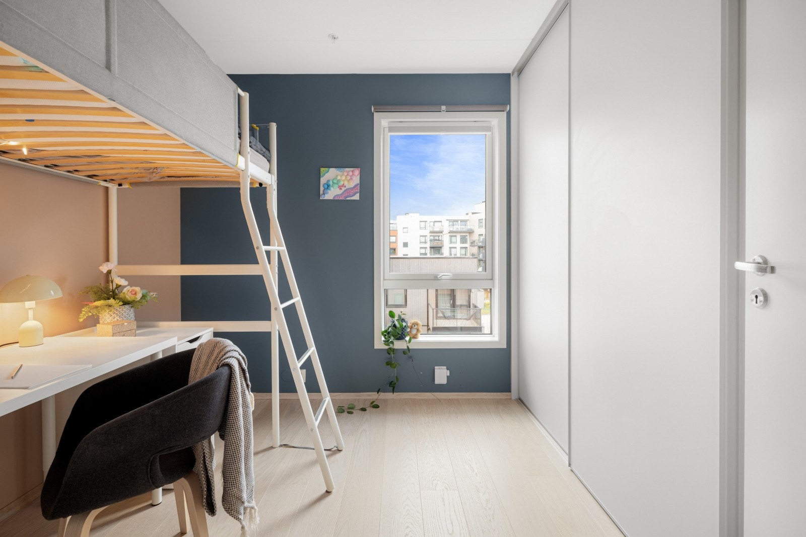 Det er montert en skyvedørsgarderobe for ekstra lagring. Galleribilde