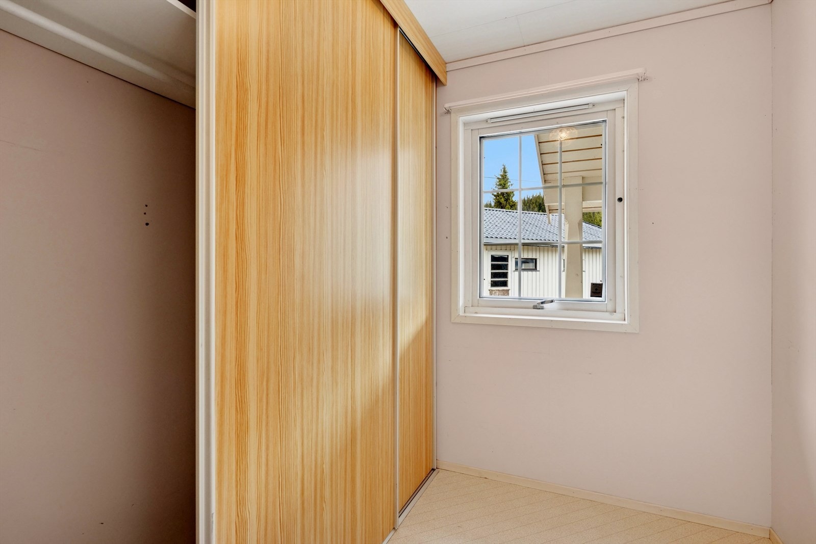 Praktisk garderobe/"walk in closet" Galleribilde