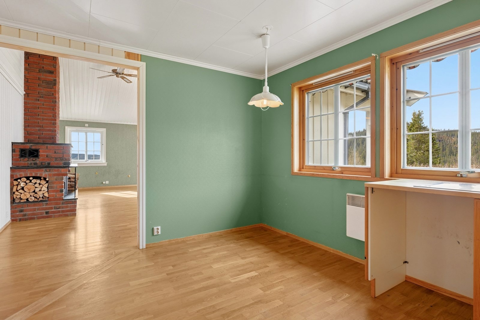 Kjøkken med spiseplass - perfekt for familiemåltider Galleribilde