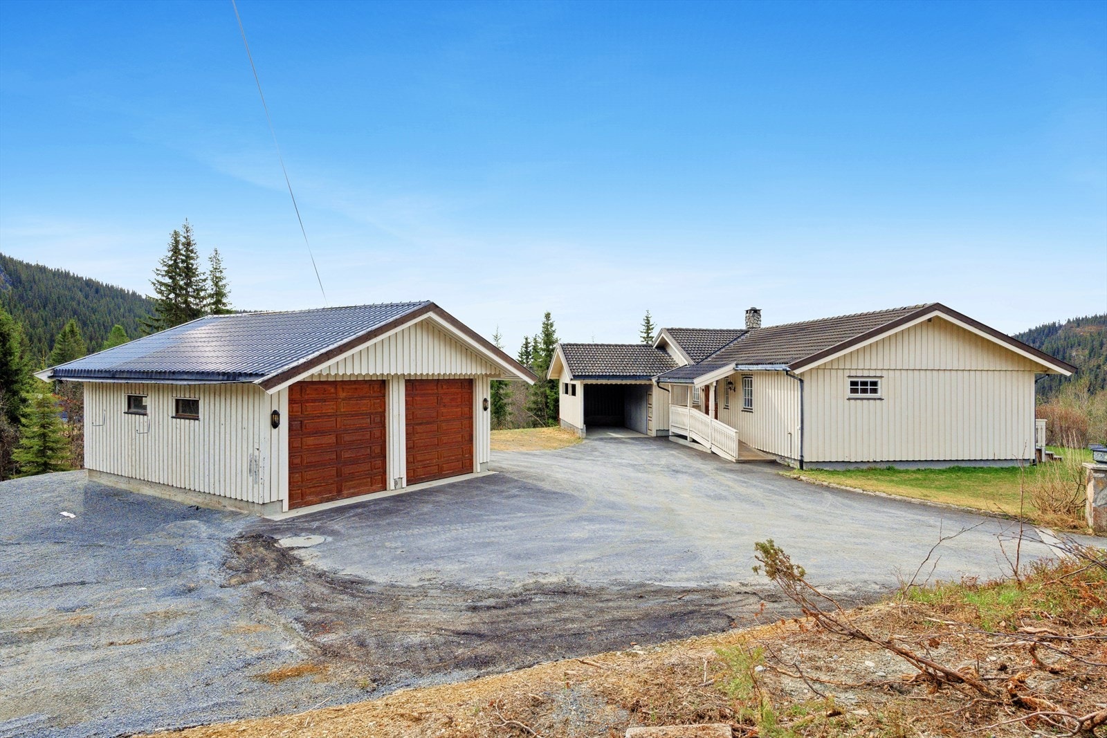 Carport - god plass til parkering. Galleribilde
