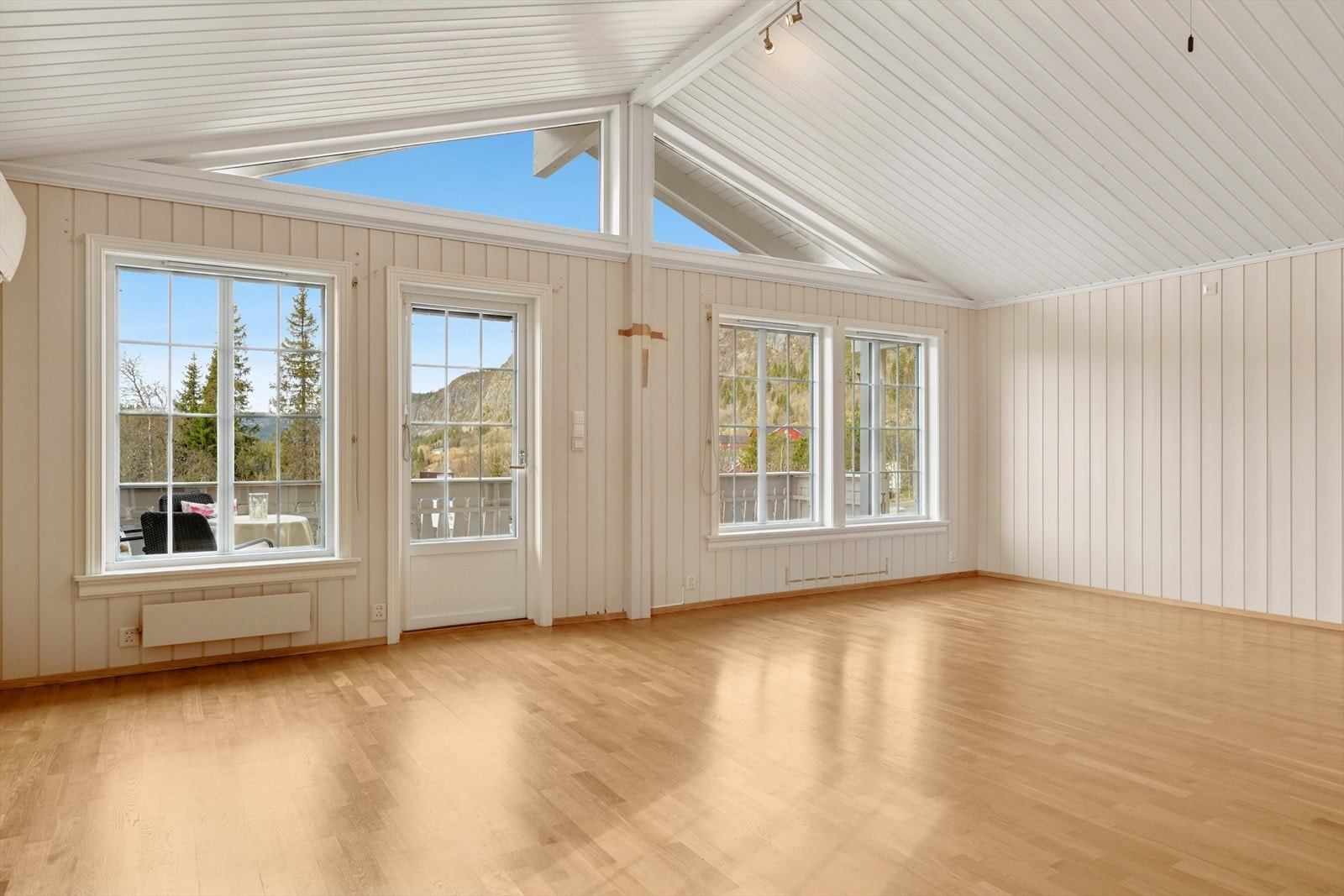 Utgang til terrasse fra stuen - Nyt solrike dager! Galleribilde