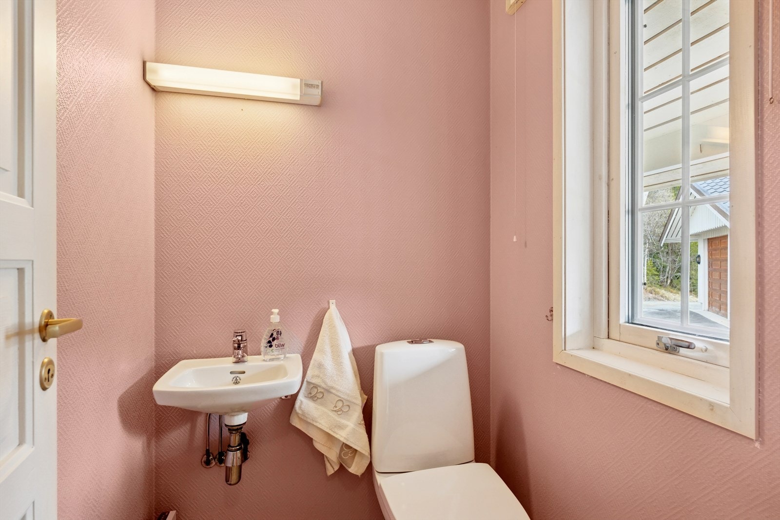 Lille badet - praktisk og funksjonelt i forbindelse med eneboligens vindfang. Galleribilde