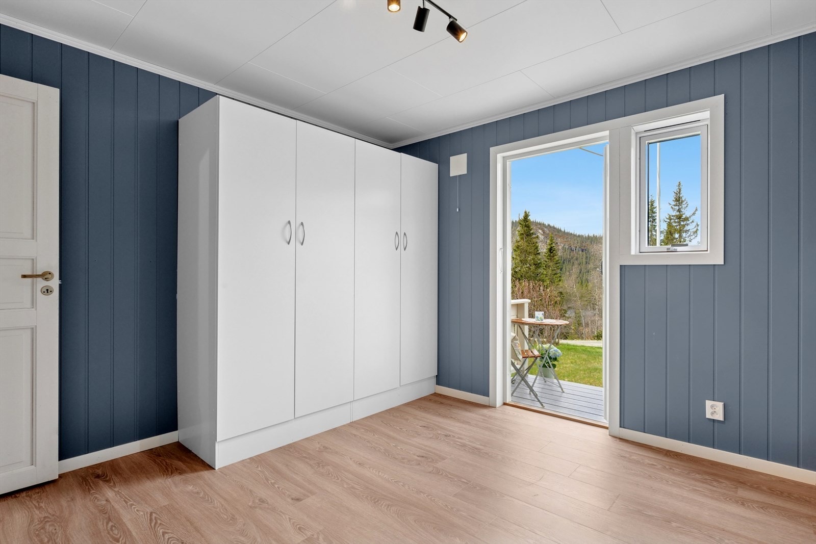 Soverom med tilgang til uteområdet. Galleribilde