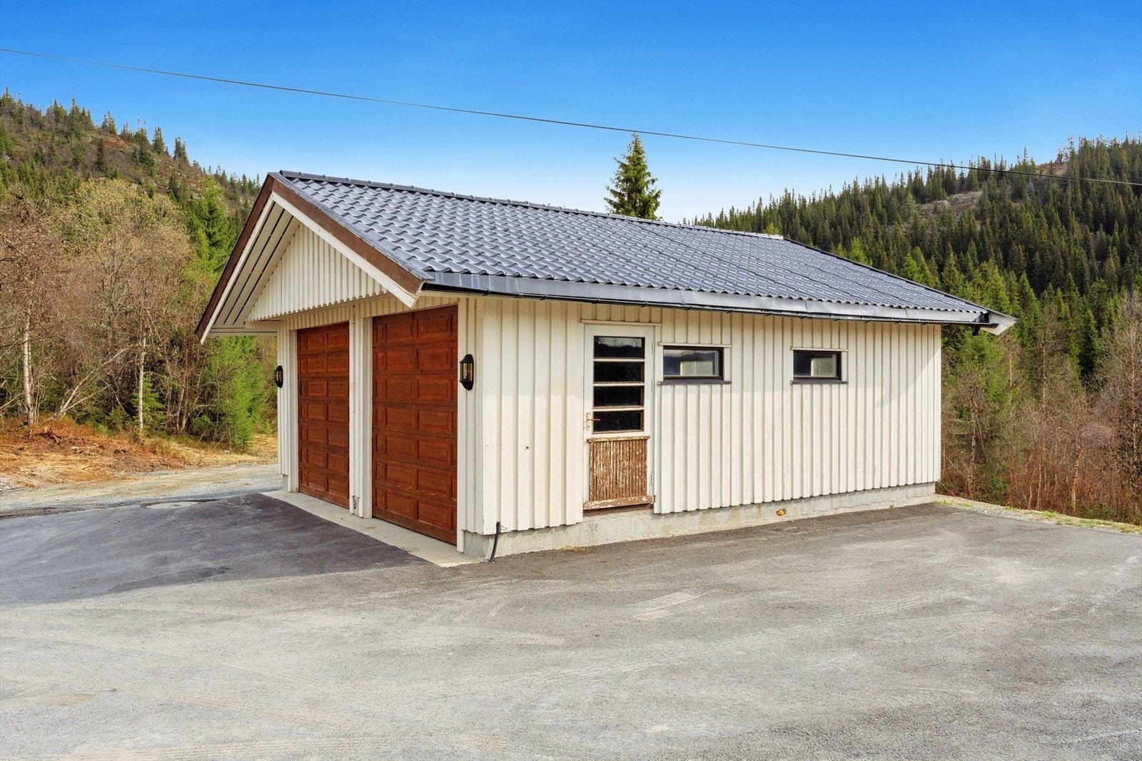 Dobbeltgarasje - praktisk og lett tilgjengelig. Galleribilde