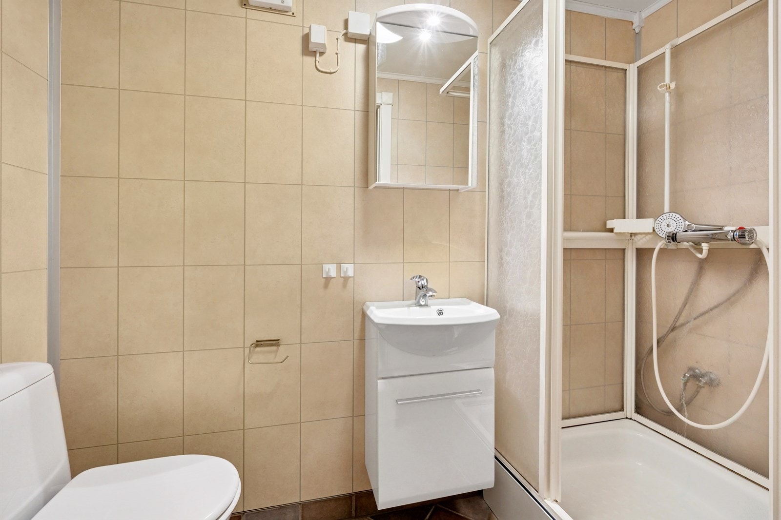 Bad i kjelleretasjen - med alle nødvendige fasiliteter -(Se mer utfyllende informasjon angående lovlighet under punktet "ferdigattest/brukstillatelse" i salgsoppgaven) Galleribilde